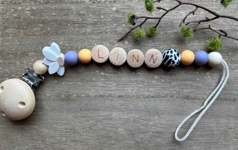 Schnullerkette I Personalisiert Mit Namen Perlen Aus Holz & Silikon von Etsy - CaptainWoodBoutique