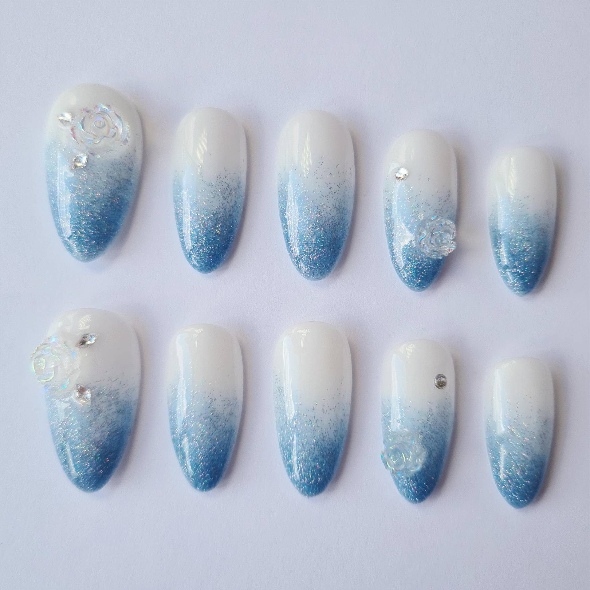 Blaue Ombre Glitter Nägel | Elsa Cinderella Glitzer Strass Schneekönigin-Druck von Etsy - CapybaraNails