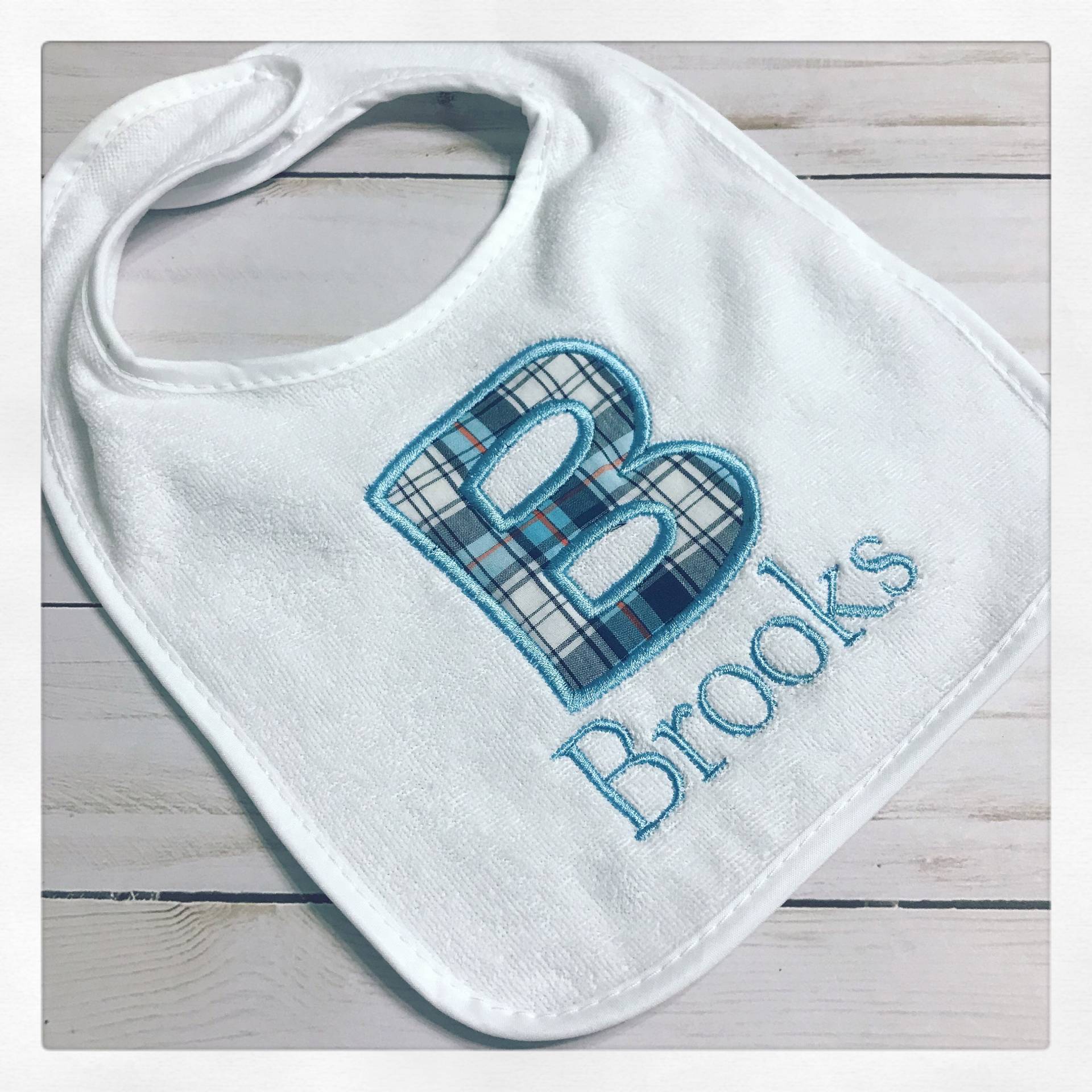 Baby Lätzchen Mit Monogramm Kariert Bestickter Baumwoll Frottee Stoff von Etsy - CarolinaMonogramCo