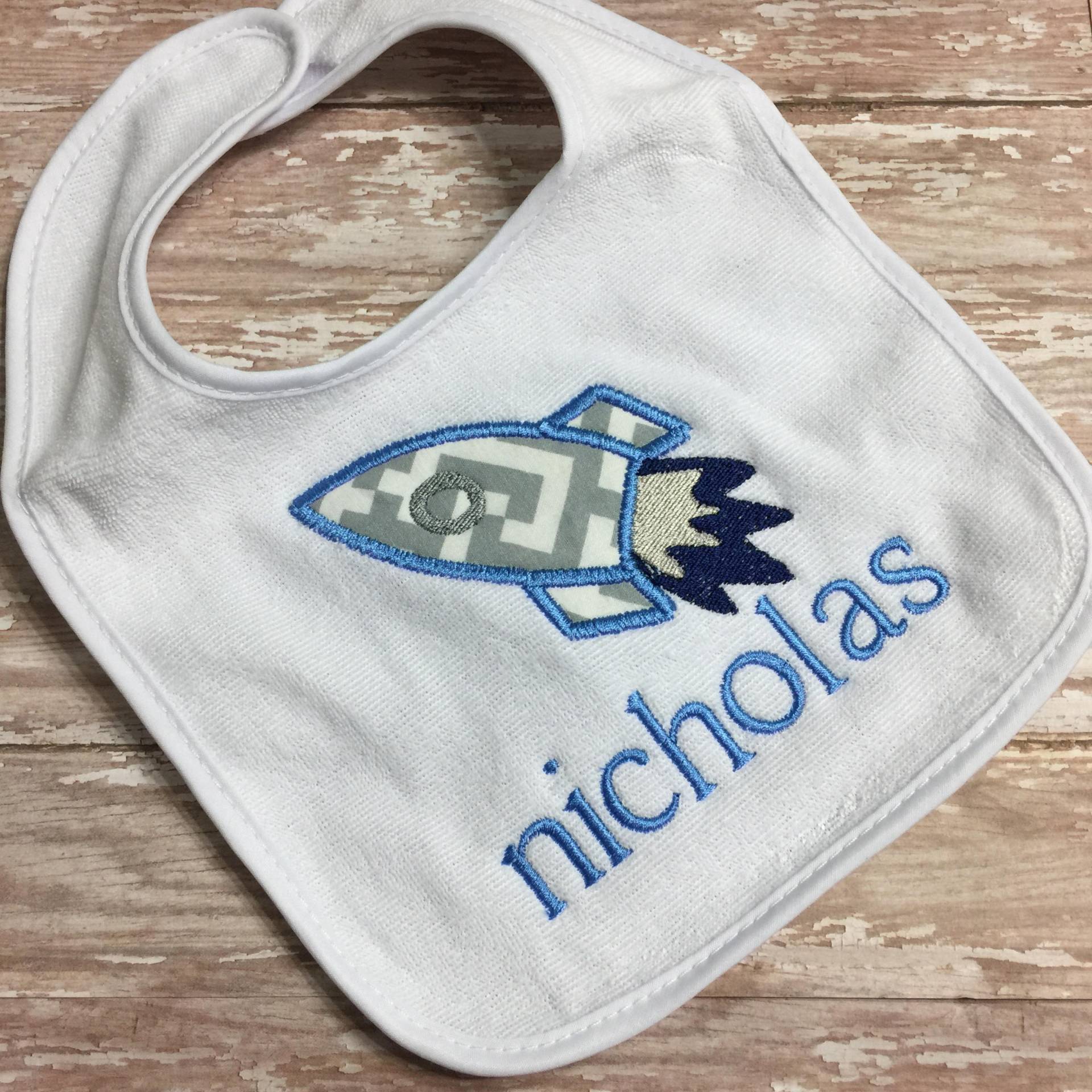 Gesticktes Rocket-Babylätzchen Personalisiertes Weltraum-Lätzchen von Etsy - CarolinaMonogramCo