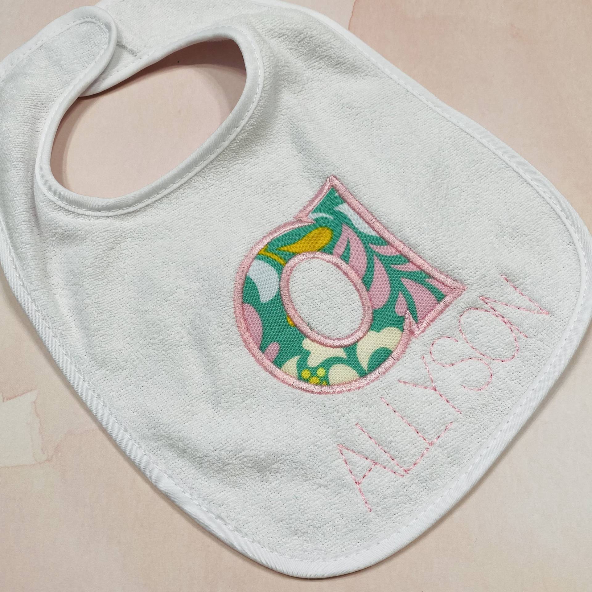 Handgemachte Baby-Tuch/Heather Bailey Stoff-Baby-Bib Personalisiertes Geburtstags-Bib Türkis Und Rosa - Bib Handgemachte Baby-Tuch/Heather Bailey Stoff-Baby-Bib Personalisiertes Geburtstags-Bib Türkis Und Rosa - Bib von Etsy - CarolinaMonogramCo