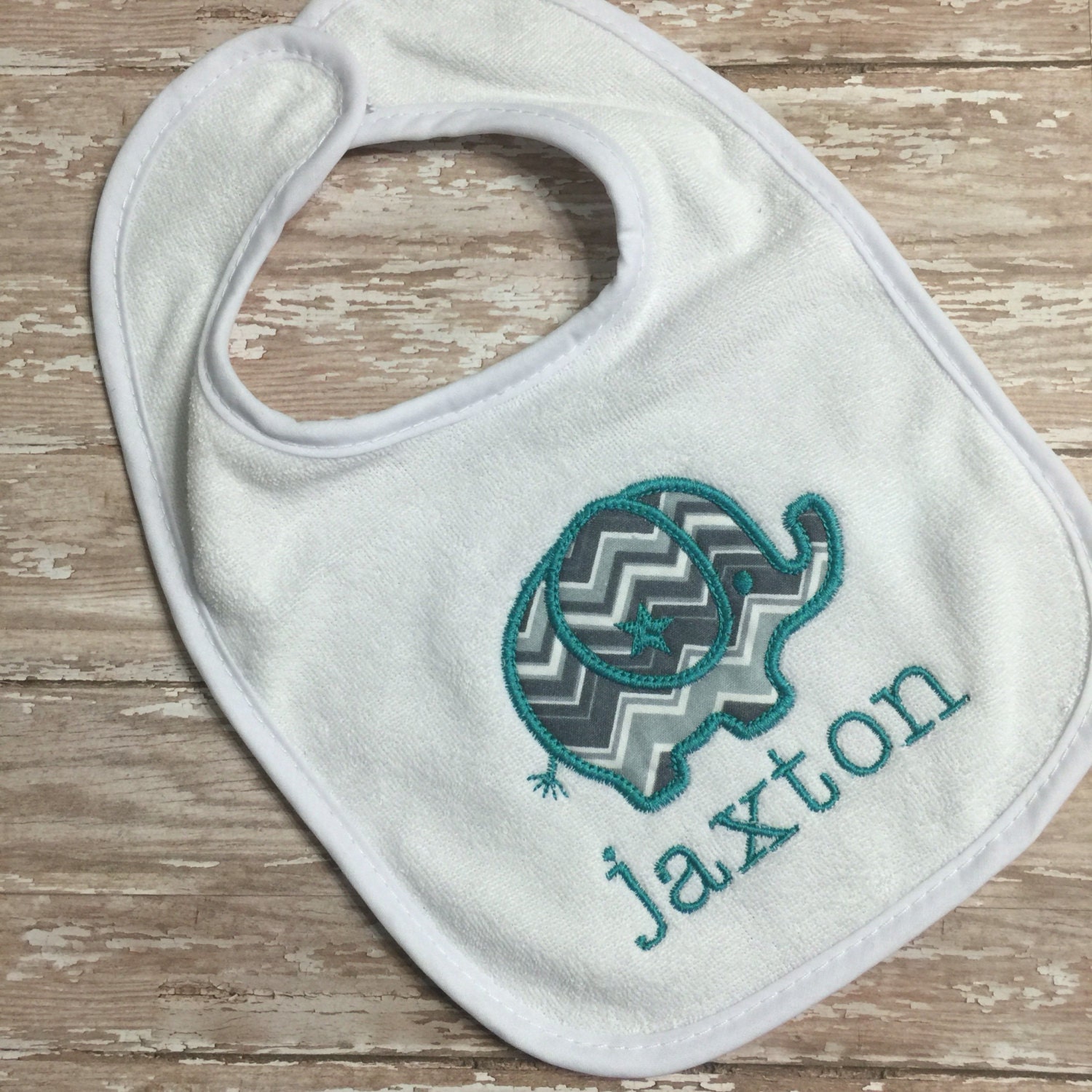 Personalisierte Elefant Baby Lätzchen Graues Chevron, Individueller Name von Etsy - CarolinaMonogramCo