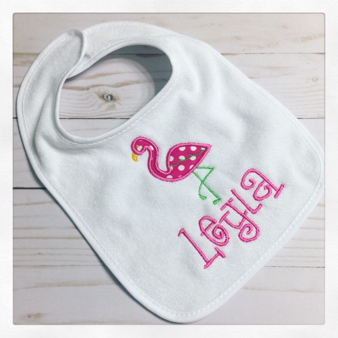 Personalisierte Flamingo Baby Lätzchen Rosa Tupfen Baumwolllätzchen von Etsy - CarolinaMonogramCo
