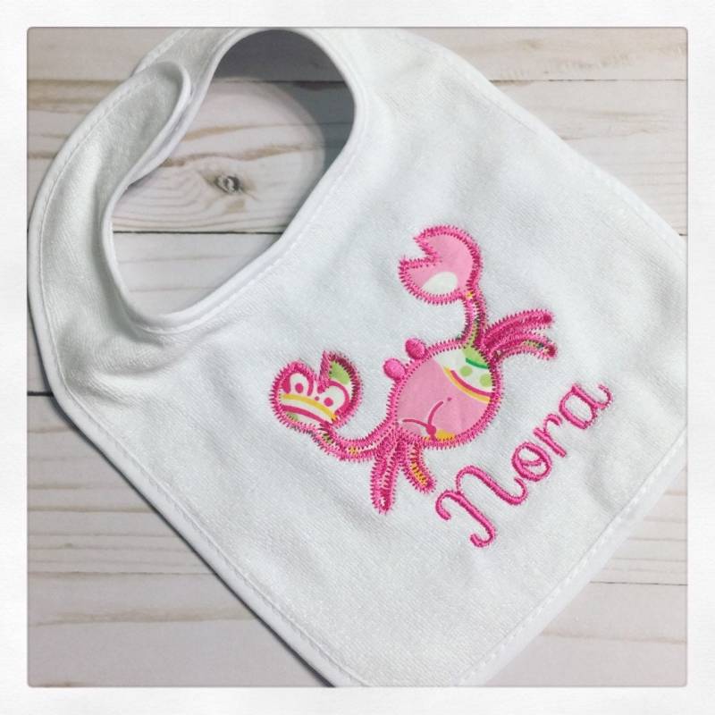 Personalisierte Krabbe Baby Lätzchen Besticktes Frottee Lätzchen von Etsy - CarolinaMonogramCo