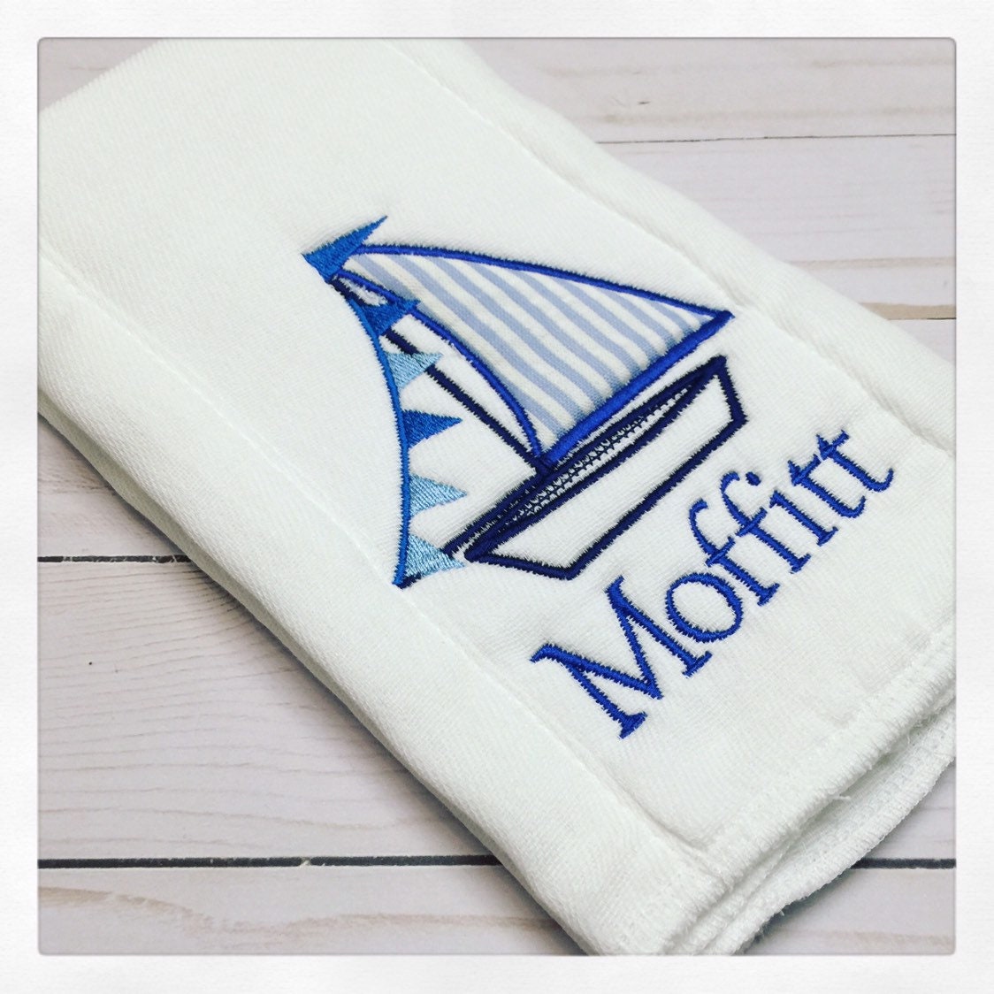 Segelboot Tuch/Boot Personalisiertes Segeltuch Maritimes Baby Geschenk von Etsy - CarolinaMonogramCo