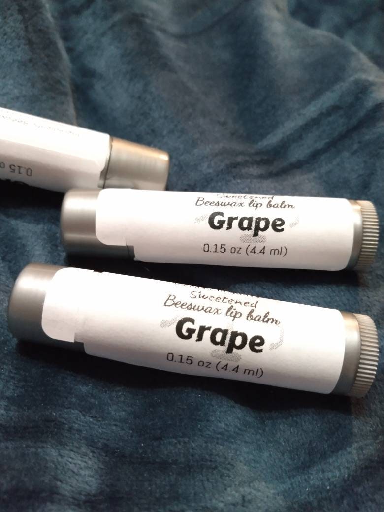 Bienenwachs Lippenbalsam. Traubengeschmack. Natürliche Öle. Chapstick. 0, 15 G | 4, 4 Ml Bienenwachs Lippenbalsam. Traubengeschmack. Natürliche Öle. Chapstick. 0, 15 G | 4, 4 Ml von Etsy - CarouselCreations21