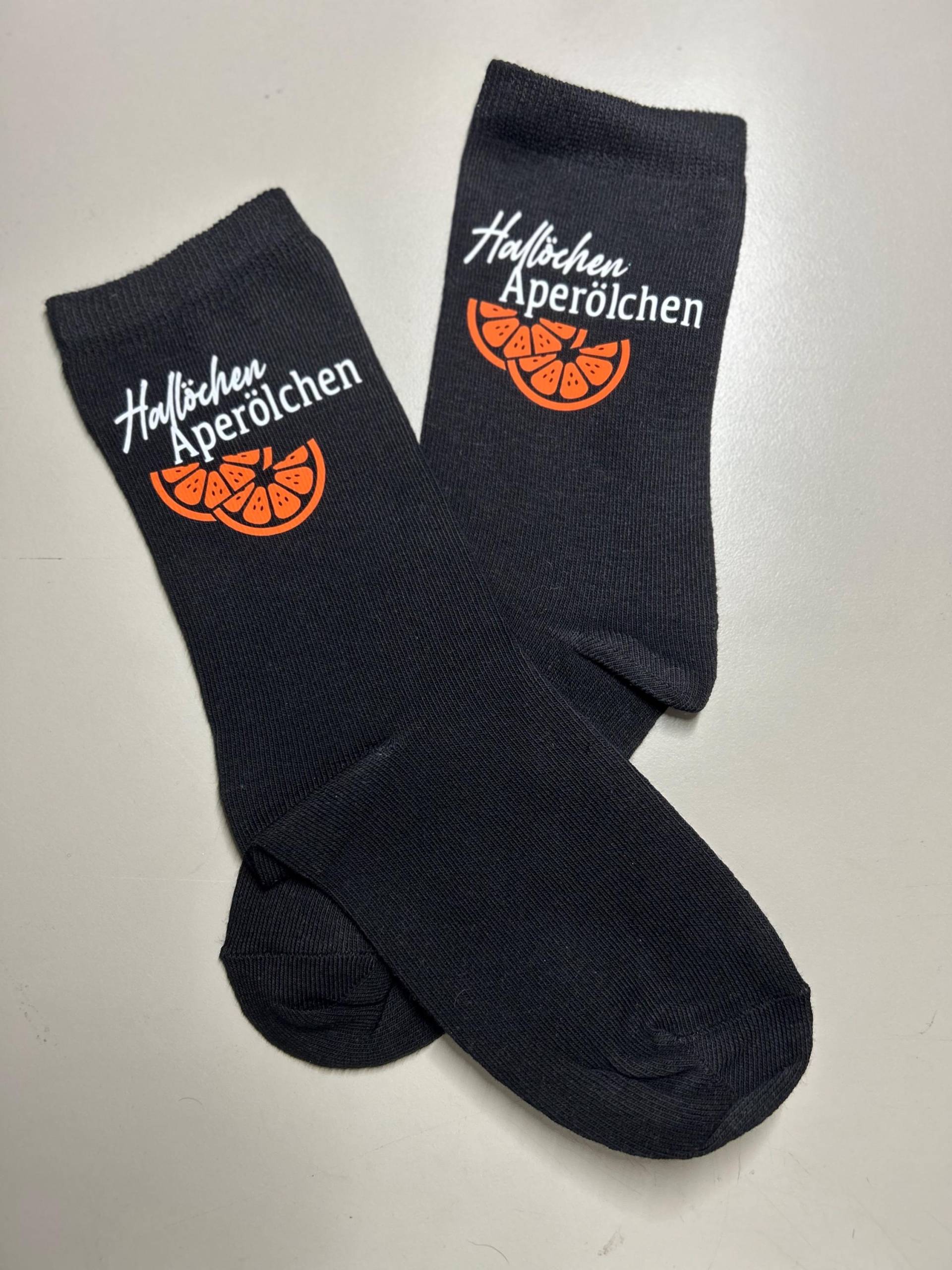 Socken „Hallöchen Aperölchen" in Schwarz Socken „Hallöchen Aperölchen" in Schwarz von Etsy - CasaMiaDesignbyCC