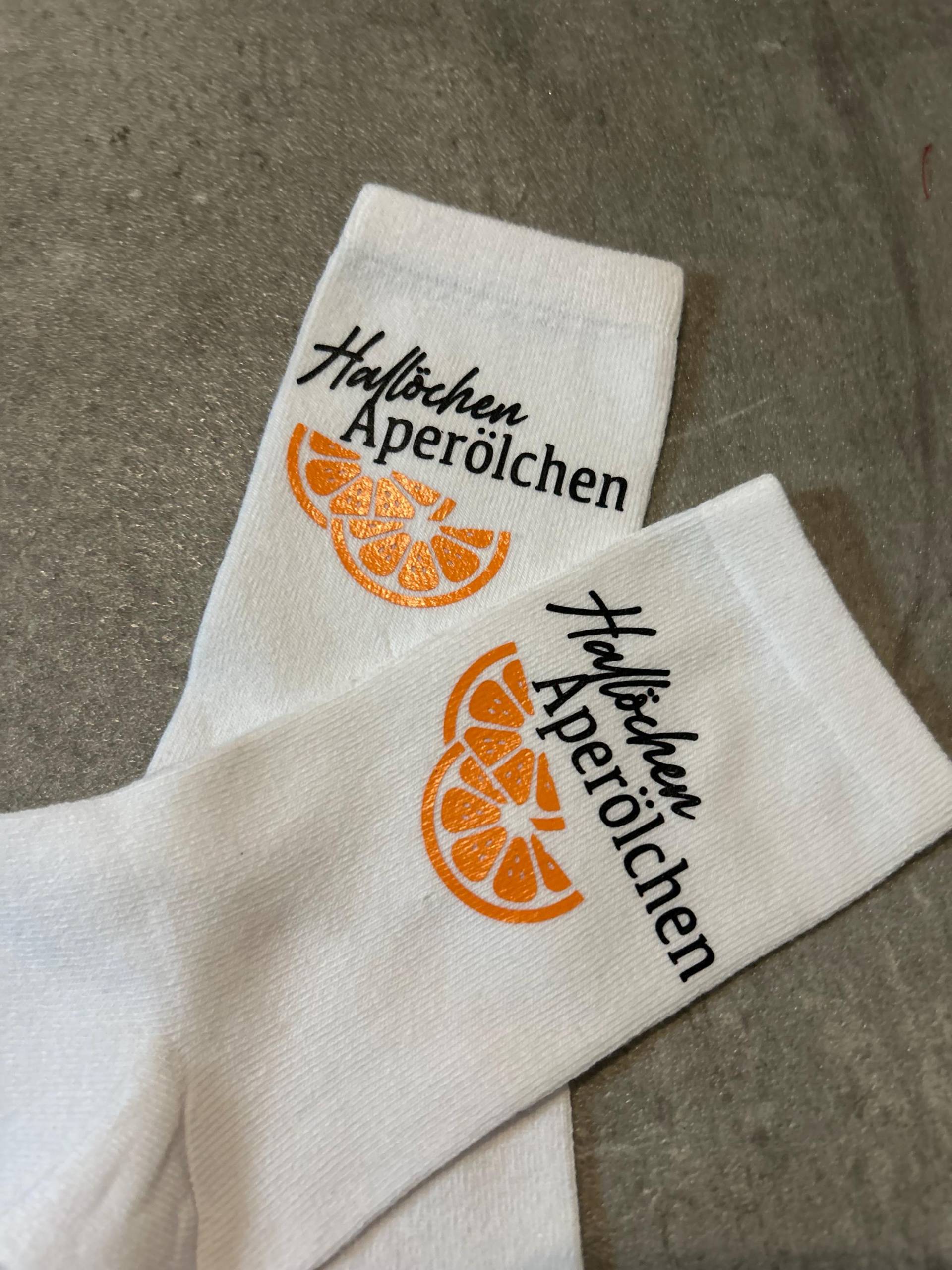 Socken „Hallöchen Aperölchen" in Weiß Socken „Hallöchen Aperölchen" in Weiß von Etsy - CasaMiaDesignbyCC