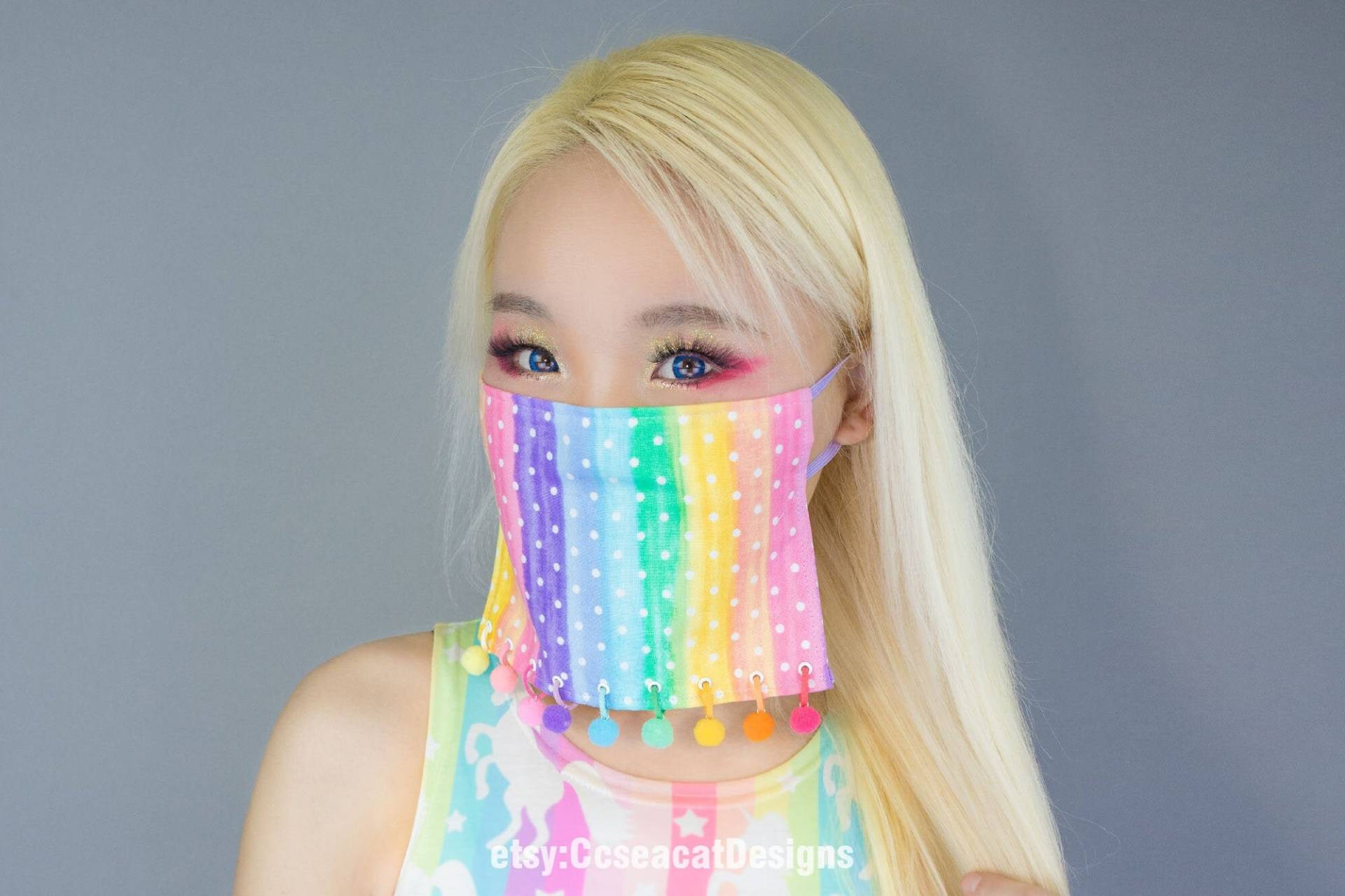 Waschbar Süße Kawaii Regenbogen Farbstreifen Muster Maske Bedeckung Mit Baumelnden Farbe Gefüllte Kugeln Waschbar Süße Kawaii Regenbogen Farbstreifen Muster Maske Bedeckung Mit Baumelnden Farbe Gefüllte Kugeln von Etsy - CcseacatDesigns