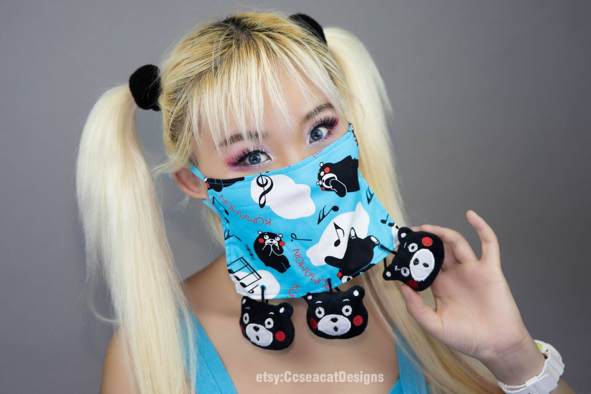 Waschbare Kawaii Süße Blaue Kumamon Gesichtsbedeckung, Gesichtsmaske, Mit Baumelnden Kumamon Köpfen Waschbare Kawaii Süße Blaue Kumamon Gesichtsbedeckung, Gesichtsmaske, Mit Baumelnden Kumamon Köpfen von Etsy - CcseacatDesigns