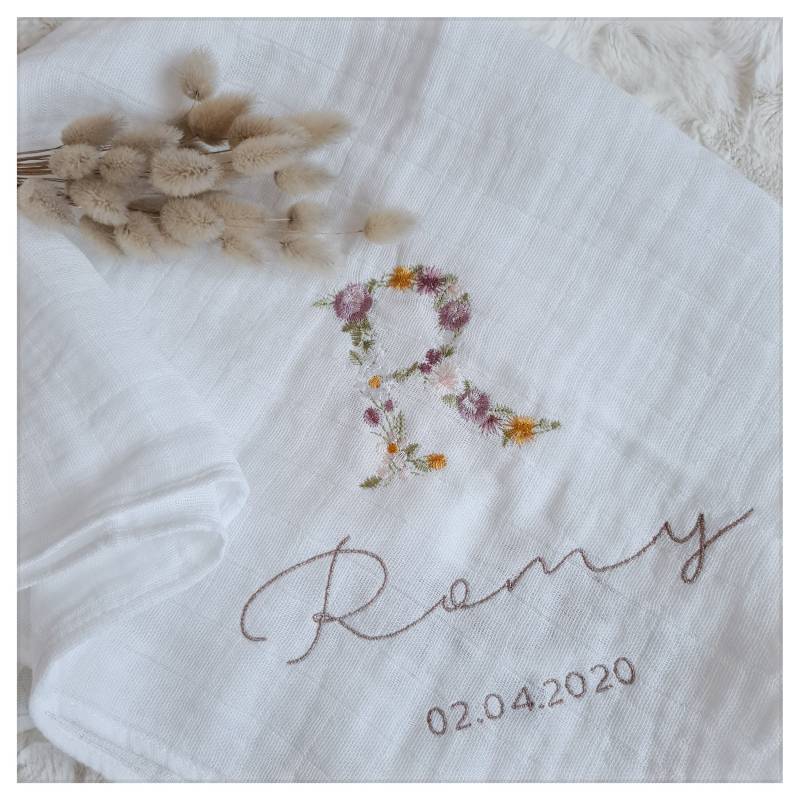 Weiße Baumwollwindel Mit Floraler Initialenstickerei | Vorname Und Datum Zur Personalisierung von Etsy - CecileDelachaux