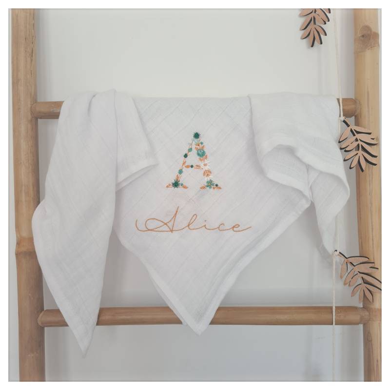 Weiße Baumwollwindel Mit Floraler Initialenstickerei | Vorname Und Datum Zur Personalisierung von Etsy - CecileDelachaux