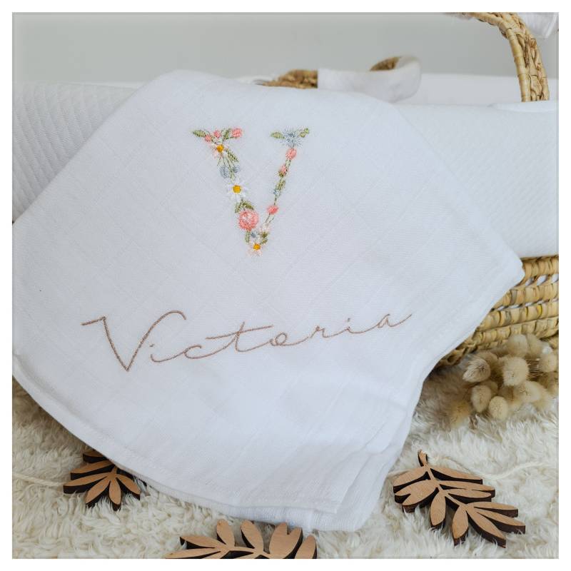 Weiße Baumwollwindel Mit Floraler Initialenstickerei | Vorname Und Datum Zur Personalisierung von Etsy - CecileDelachaux