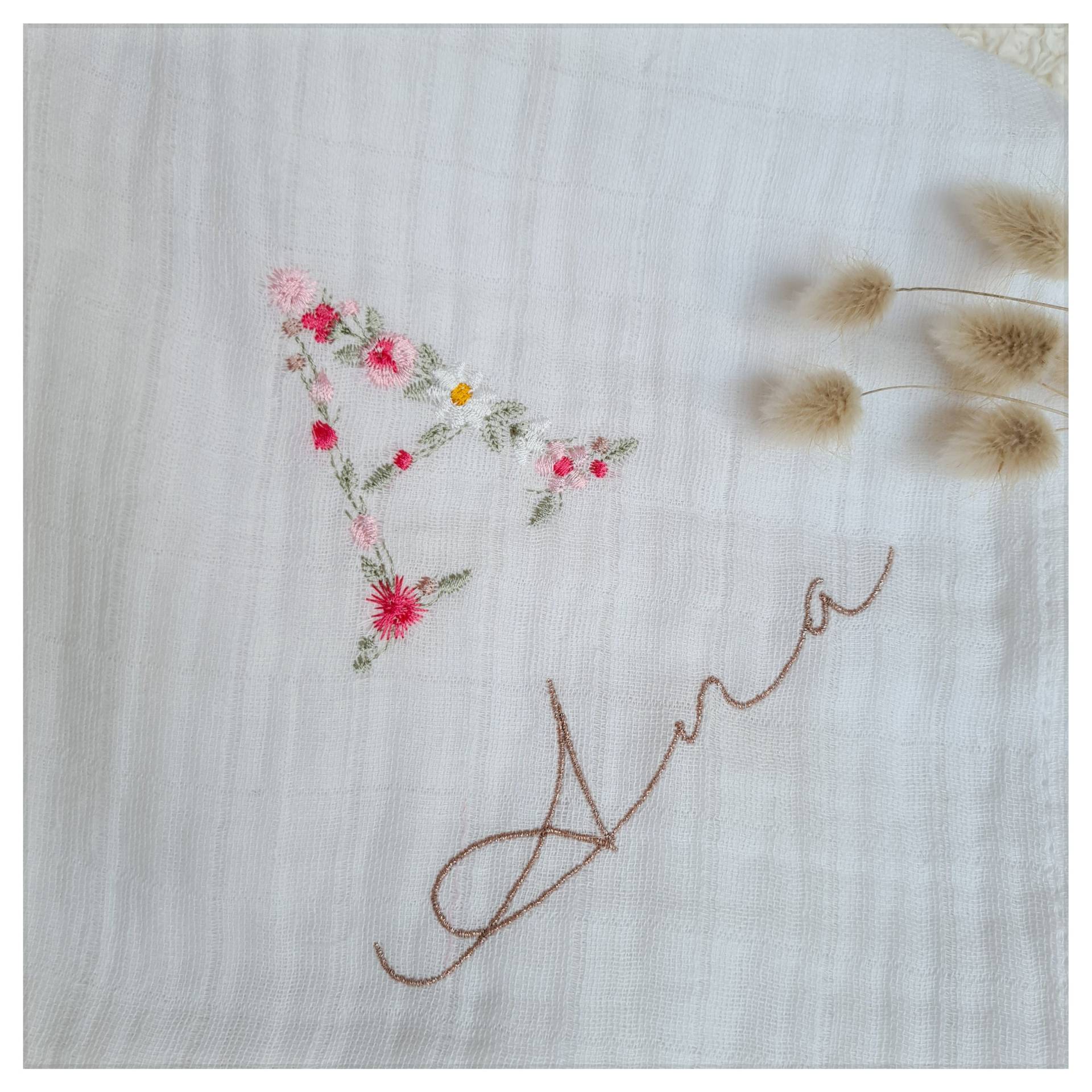Weiße Baumwollwindel Mit Floraler Initialenstickerei | Vorname Und Datum Zur Personalisierung Weiße Baumwollwindel Mit Floraler Initialenstickerei | Vorname Und Datum Zur Personalisierung von Etsy - CecileDelachaux