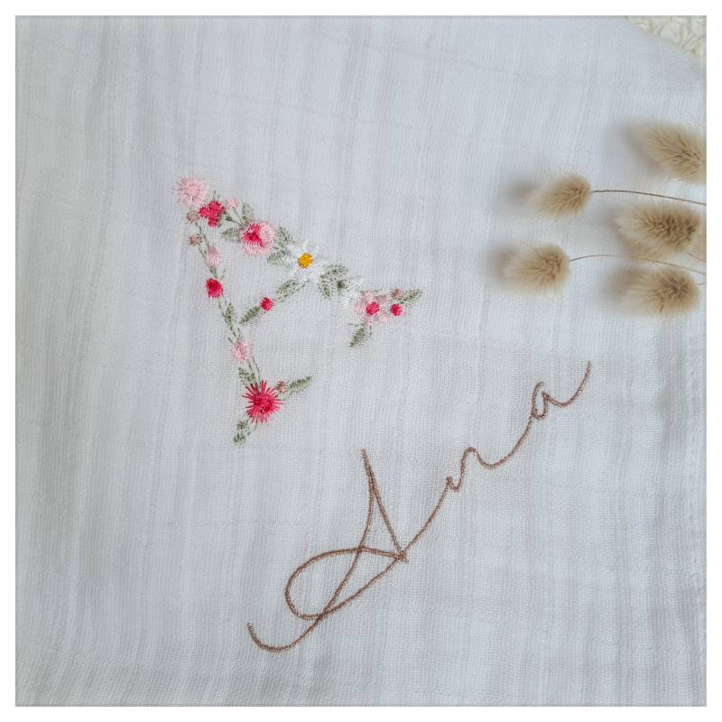 Weiße Baumwollwindel Mit Floraler Initialenstickerei | Vorname Und Datum Zur Personalisierung von Etsy - CecileDelachaux