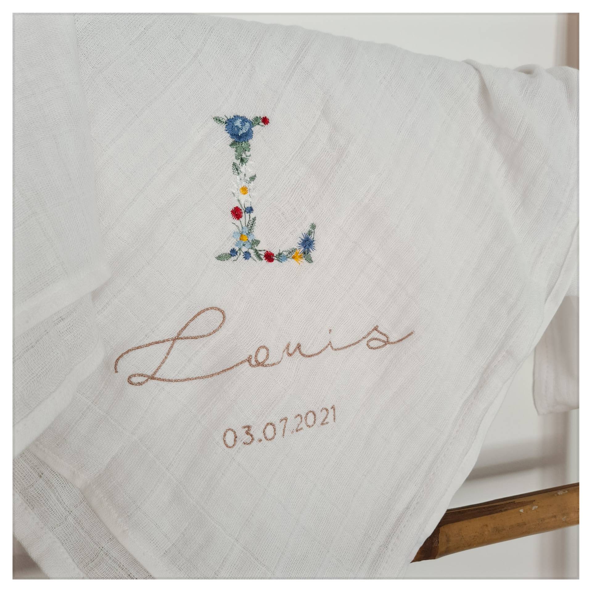 Weiße Baumwollwindel Mit Floraler Initialenstickerei | Vorname Und Datum Zur Personalisierung Weiße Baumwollwindel Mit Floraler Initialenstickerei | Vorname Und Datum Zur Personalisierung von Etsy - CecileDelachaux