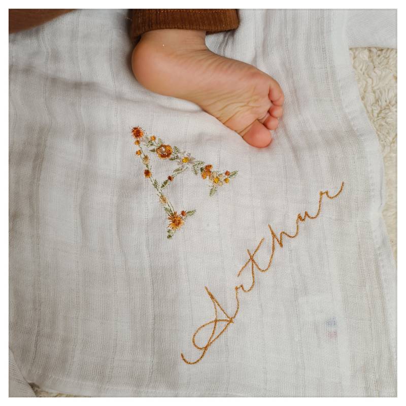 Weiße Baumwollwindel Mit Floraler Initialenstickerei | Vorname Und Datum Zur Personalisierung von Etsy - CecileDelachaux