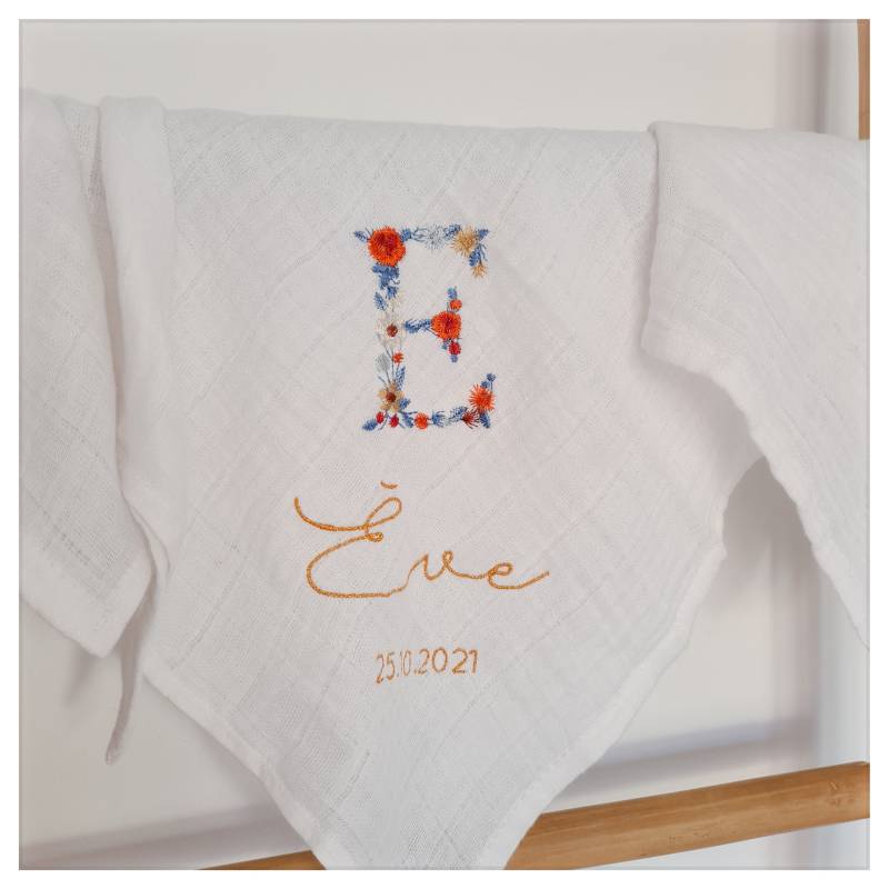 Weiße Baumwollwindel Mit Floraler Initialenstickerei | Vorname Und Datum Zur Personalisierung von Etsy - CecileDelachaux