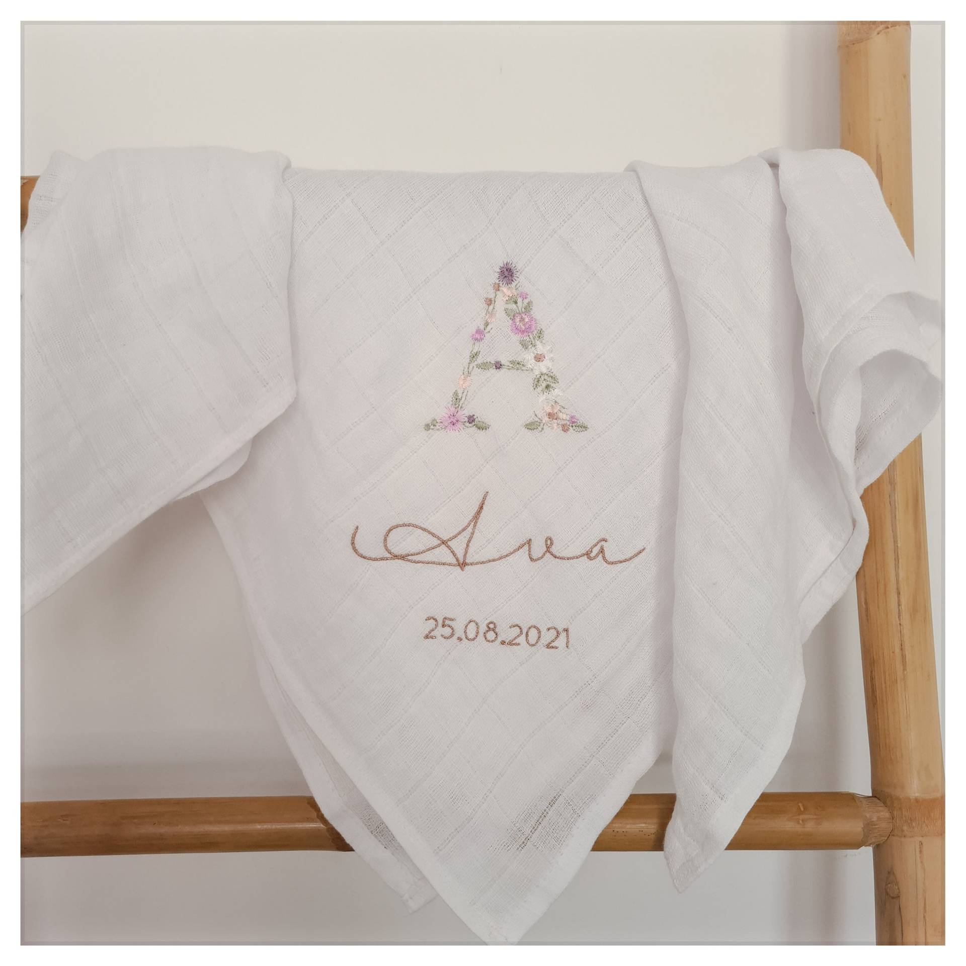 Weiße Baumwollwindel Mit Floraler Initialenstickerei | Vorname Und Datum Zur Personalisierung von Etsy - CecileDelachaux