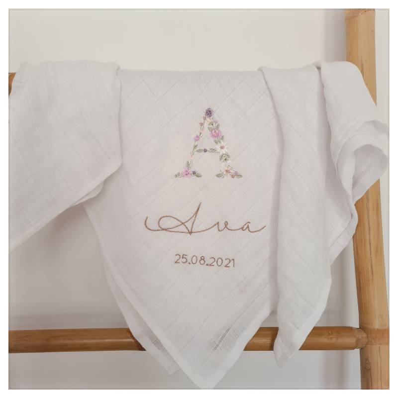 Weiße Baumwollwindel Mit Floraler Initialenstickerei | Vorname Und Datum Zur Personalisierung von Etsy - CecileDelachaux
