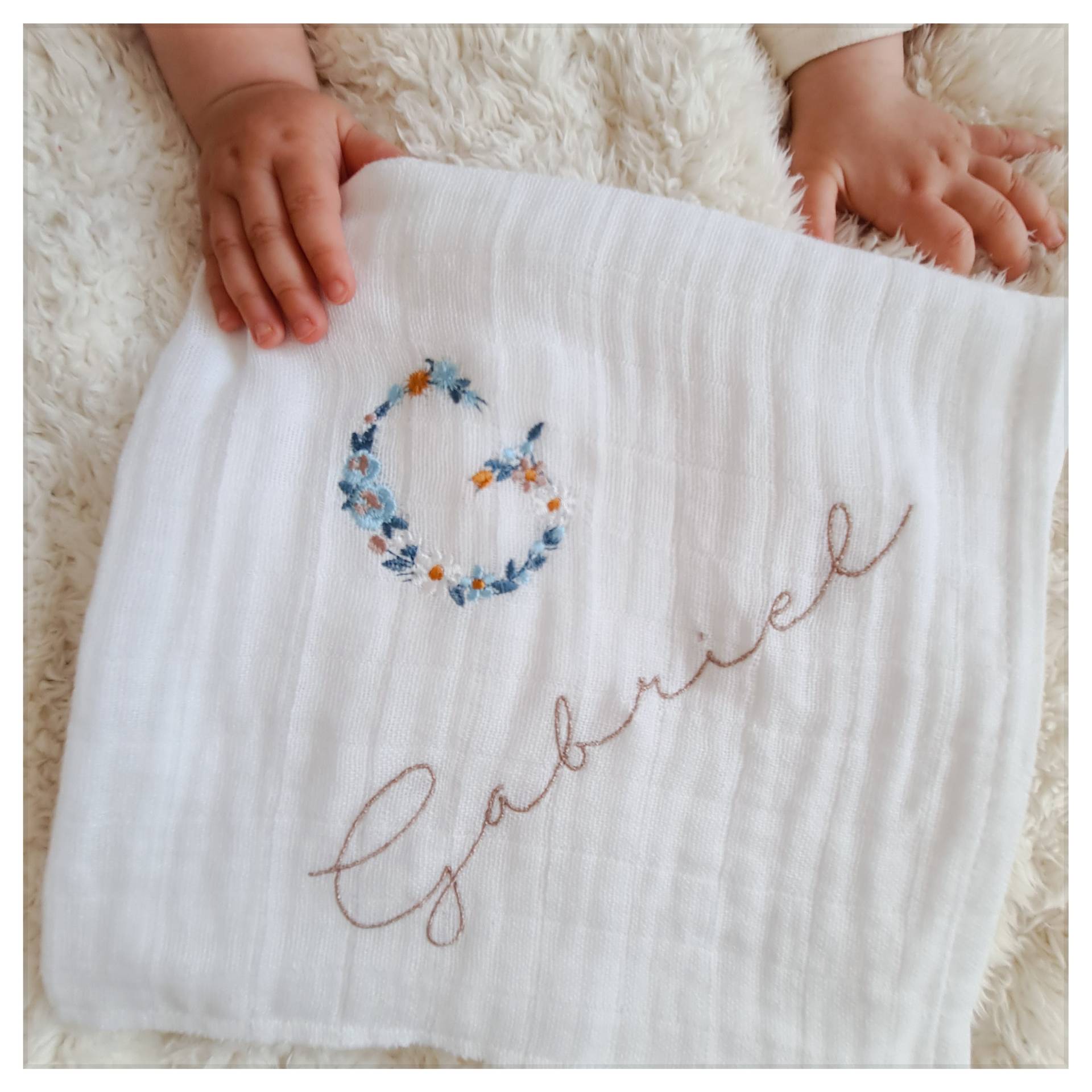 Weiße Baumwollwindel Mit Floraler Initialenstickerei | Vorname Und Datum Zur Personalisierung Weiße Baumwollwindel Mit Floraler Initialenstickerei | Vorname Und Datum Zur Personalisierung von Etsy - CecileDelachaux