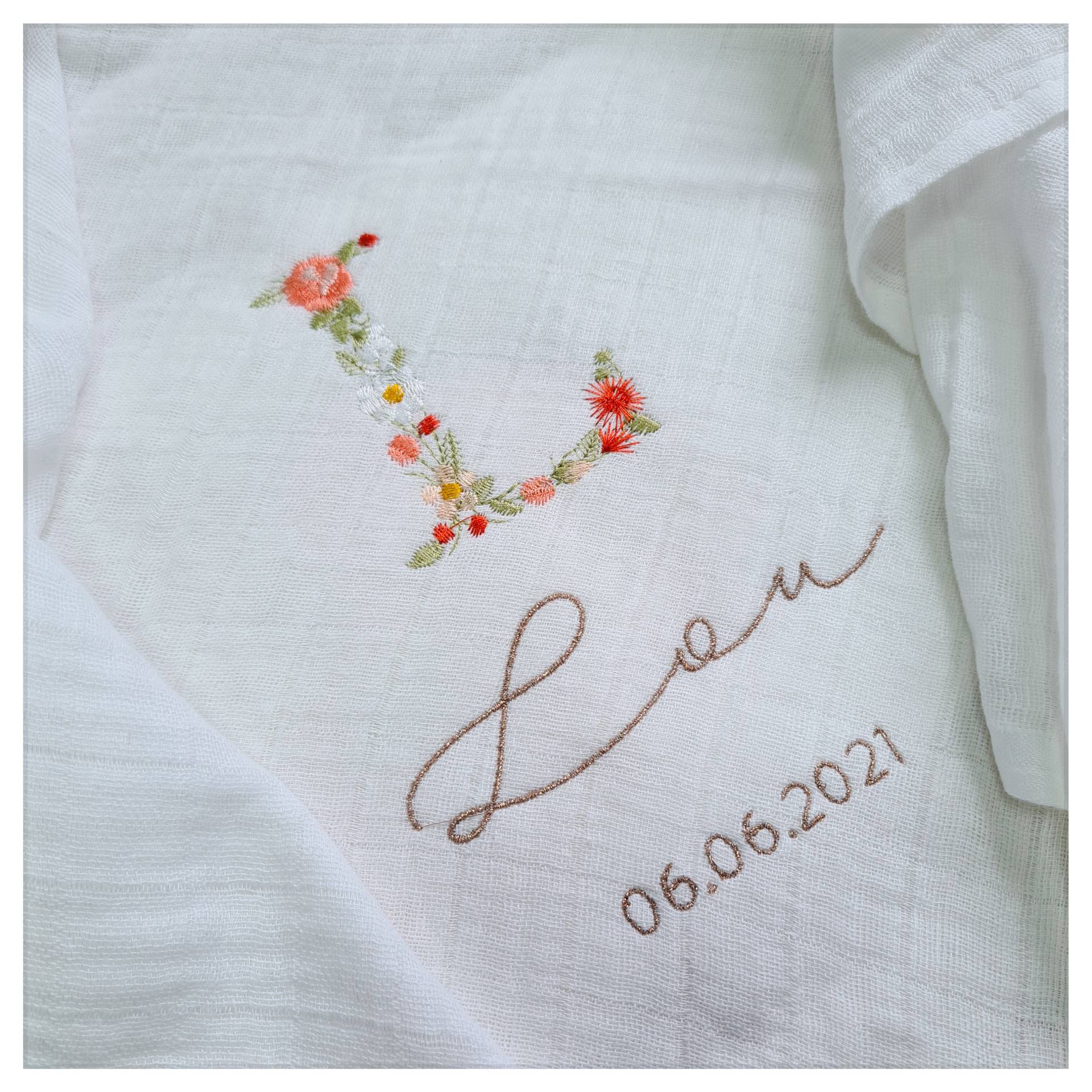 Weiße Baumwollwindel Mit Floraler Initialenstickerei | Vorname Und Datum Zur Personalisierung Weiße Baumwollwindel Mit Floraler Initialenstickerei | Vorname Und Datum Zur Personalisierung von Etsy - CecileDelachaux