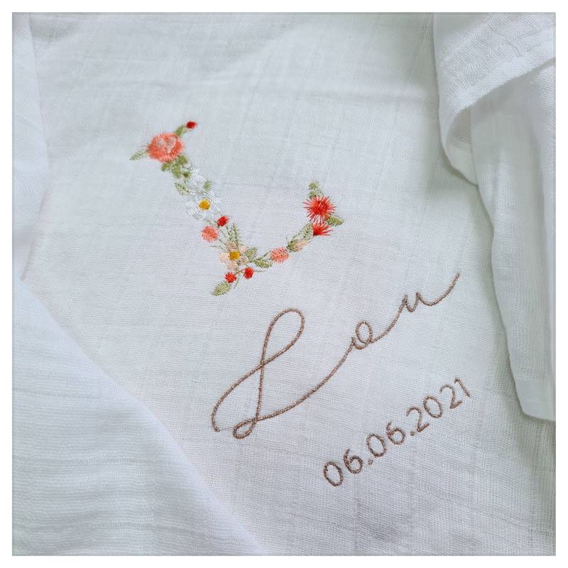 Weiße Baumwollwindel Mit Floraler Initialenstickerei | Vorname Und Datum Zur Personalisierung von Etsy - CecileDelachaux