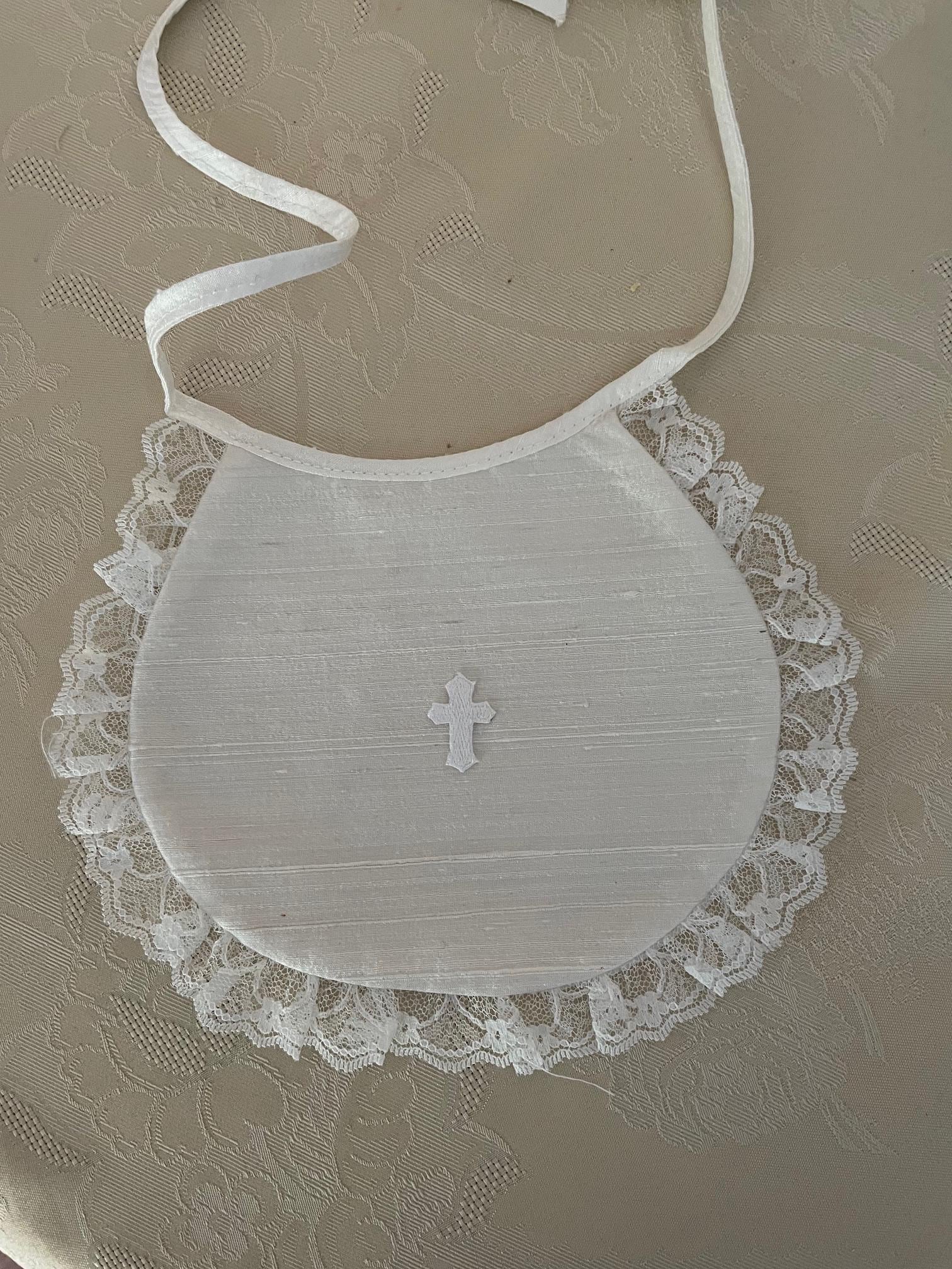 Mädchen Rohseide Taufe Lätzchen Mit Kreuz, Kleines Kreuz Und Spitze, Taufzubehör Für Mädchen, Dusche Geschenk Baby Segen Day Wear von Etsy - CecysChildren