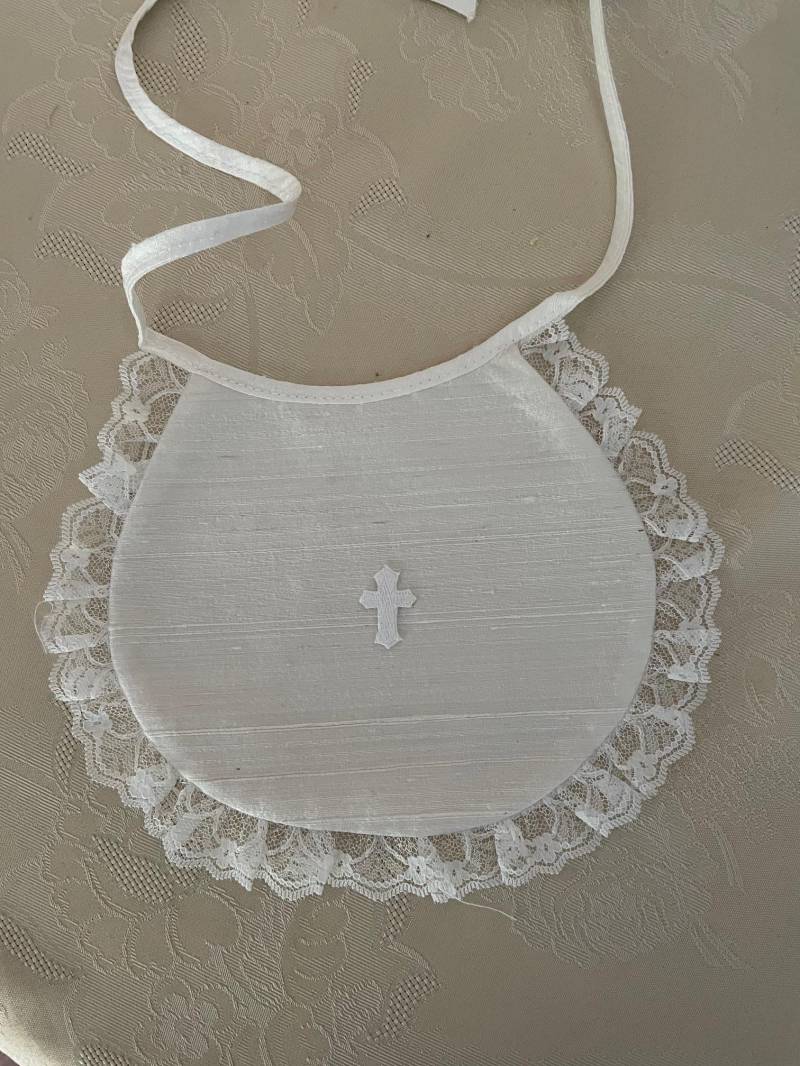 Mädchen Rohseide Taufe Lätzchen Mit Kreuz, Kleines Kreuz Und Spitze, Taufzubehör Für Mädchen, Dusche Geschenk Baby Segen Day Wear von Etsy - CecysChildren