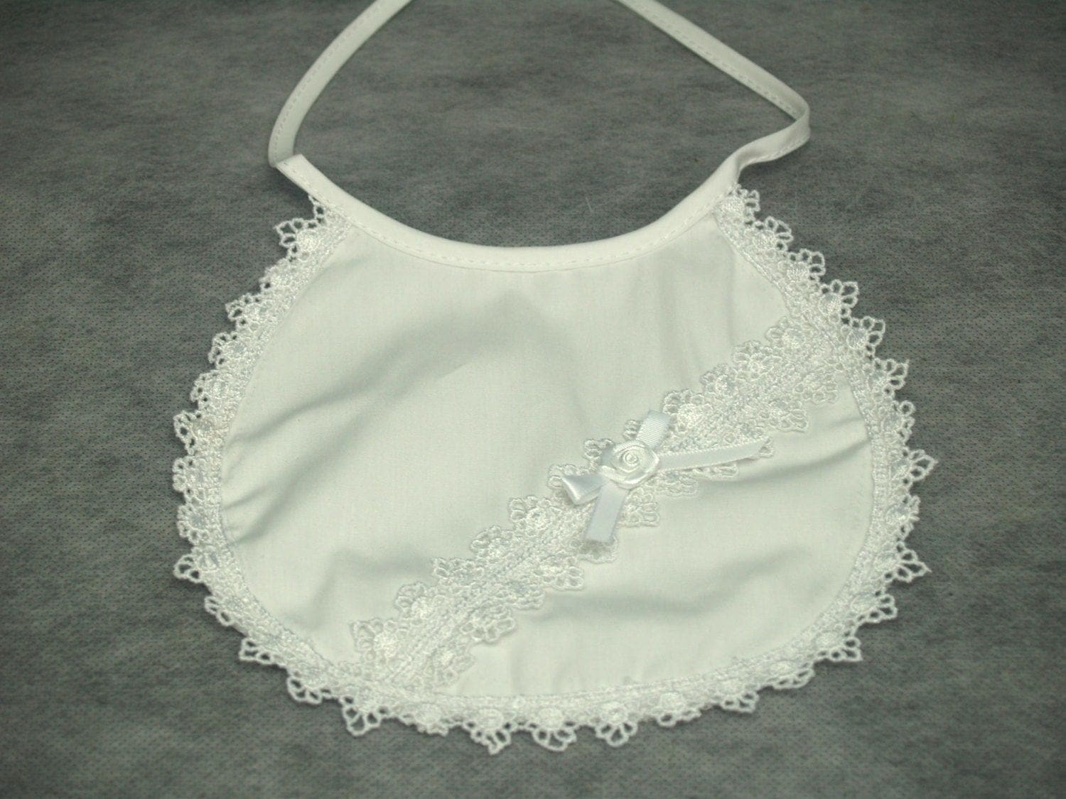 Weiss Lätzchen Mädchen Baumwolle Mit Kleinem Rosen Detail, Zarte Spitzenborte, Aus Baumwolle, Weiß Lätzchen, Taufzubehör, Duschgeschenk von Etsy - CecysChildren