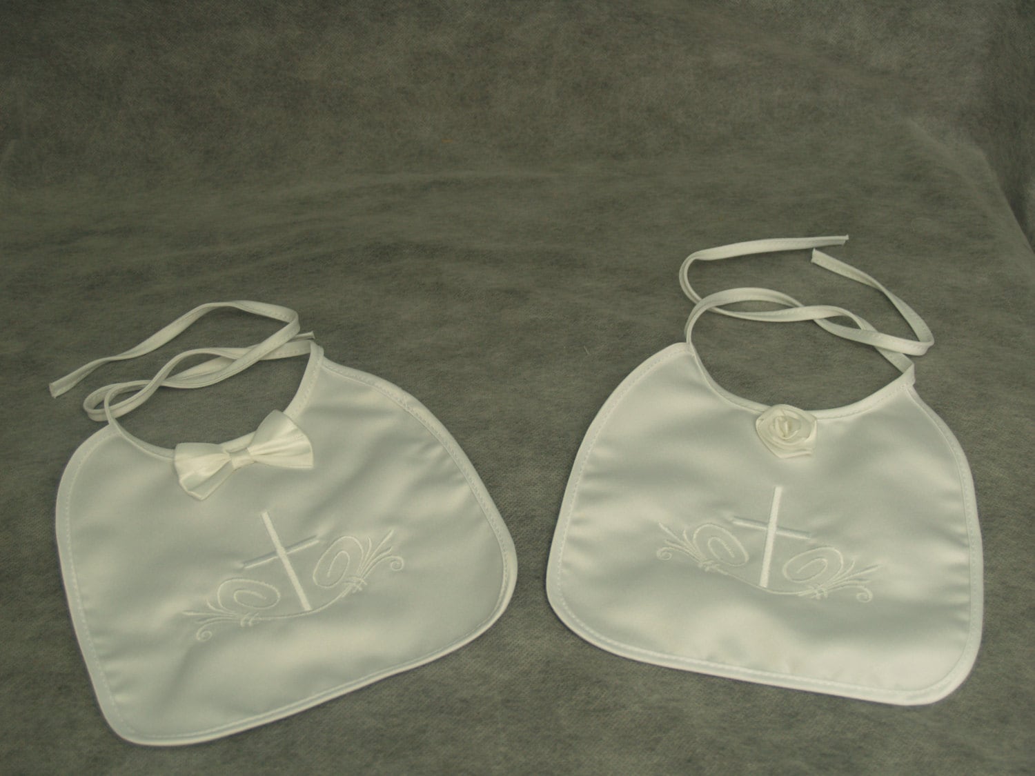 Weiss Lätzchen Zur Taufe Junge Oder Mädchen Satin Baumwolle Mit Kreuz Gestickt, Fliege Rose Blume, Taufzubehör, Baby von Etsy - CecysChildren