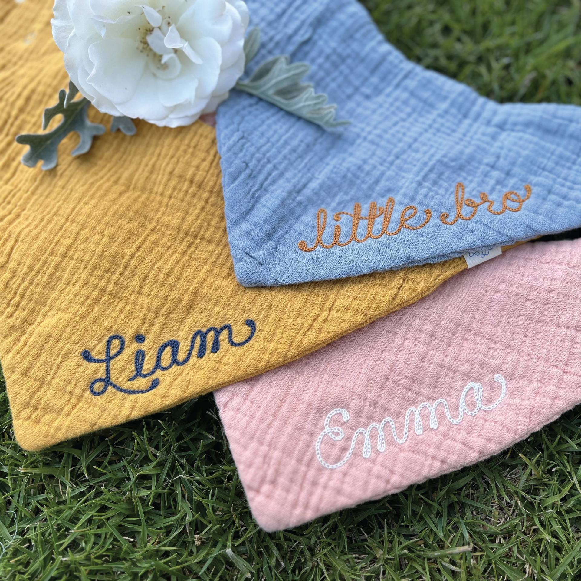 Benutzerdefinierte Baby Lätzchen Bestickt Mit Script Name Chainstitched Cotton Double Gauze Musselin Bandana Style Ihre Wahl Der Garnfarbe von Etsy - CenCoastStitchworks