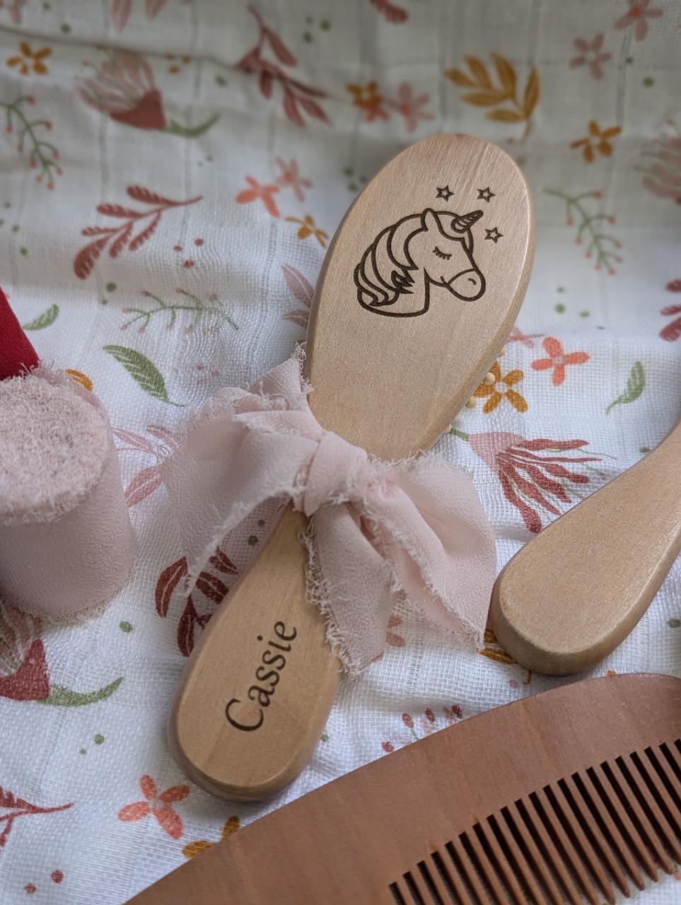 Personalisierte Kinder-, Baby - Und Holzkammbürsten, Zeichnungsgravur, Vorname, Band, Geburtstag, Ostern, Geburt, Weihnachtsgeschenkidee von Etsy - CentFantaisies