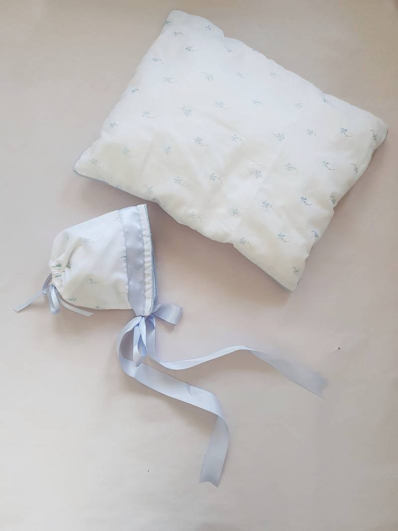 Vorrätig Kissenbezug & Bonnet Set, Neugeborenen Größe Sofia Mütze, Weiß Mit Hellblauen Bestickten Blumen - Wiege Einsatz von Etsy - CharlottesDrawer