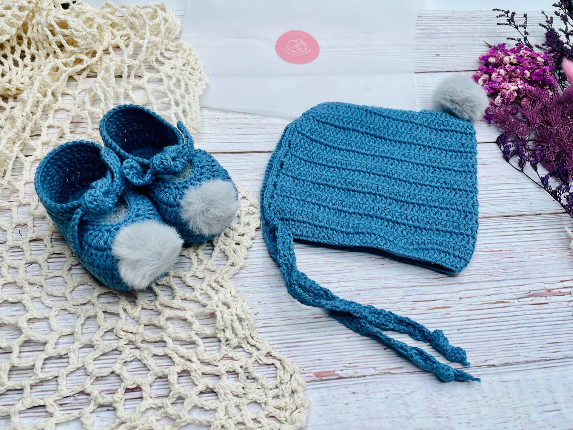 Handgemachte Baby Pompom Booties, Mütze Für Geschenkbox, Neugeborene Shower Geschenk Set von Etsy - Cherisherbabies