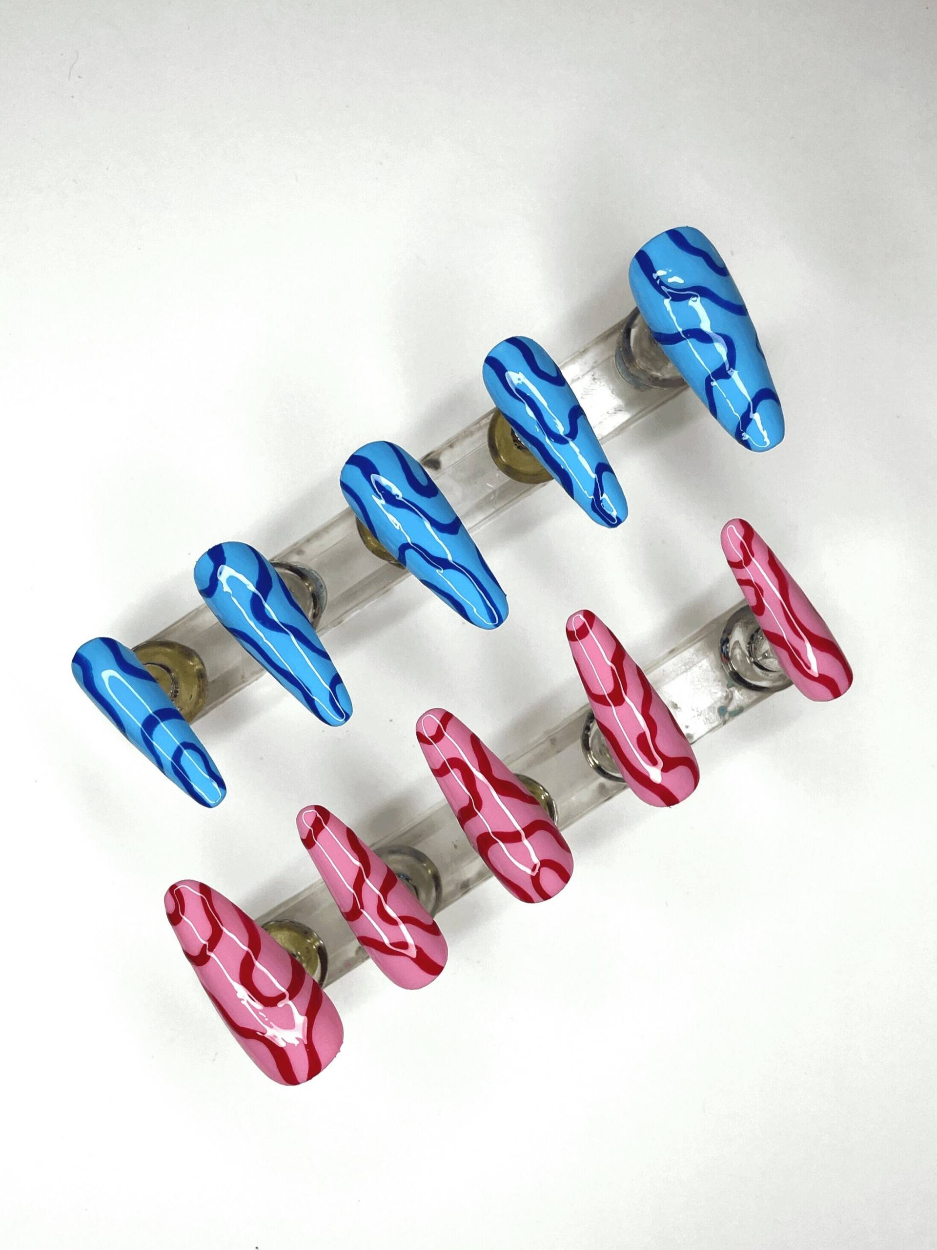 Pink&blue Swirl Press On Nails Pink&blue Swirl Press On Nails von Etsy - ChevonDIllustrations