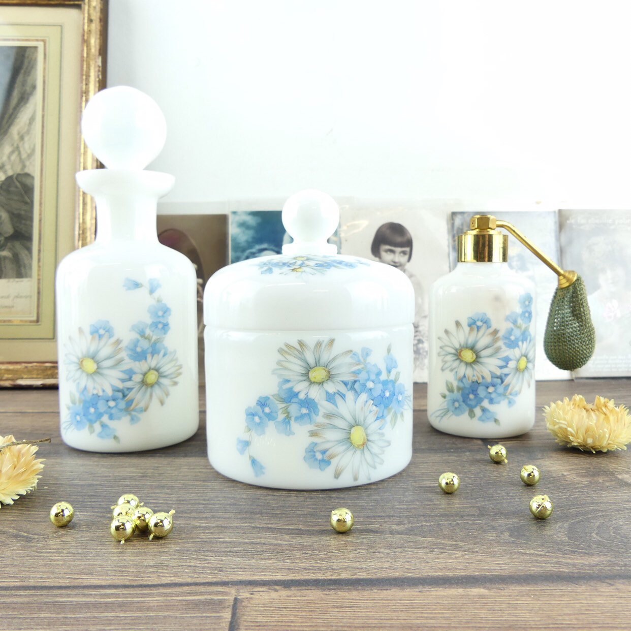 Badezimmer-Set, Badezimmer-Parfüm-Set Aus Porzellan, 1950/60, Dekor Gänseblümchen Und Blauen Blumen, Altes Parfüm-Set von Etsy - ChezUlysseVintage