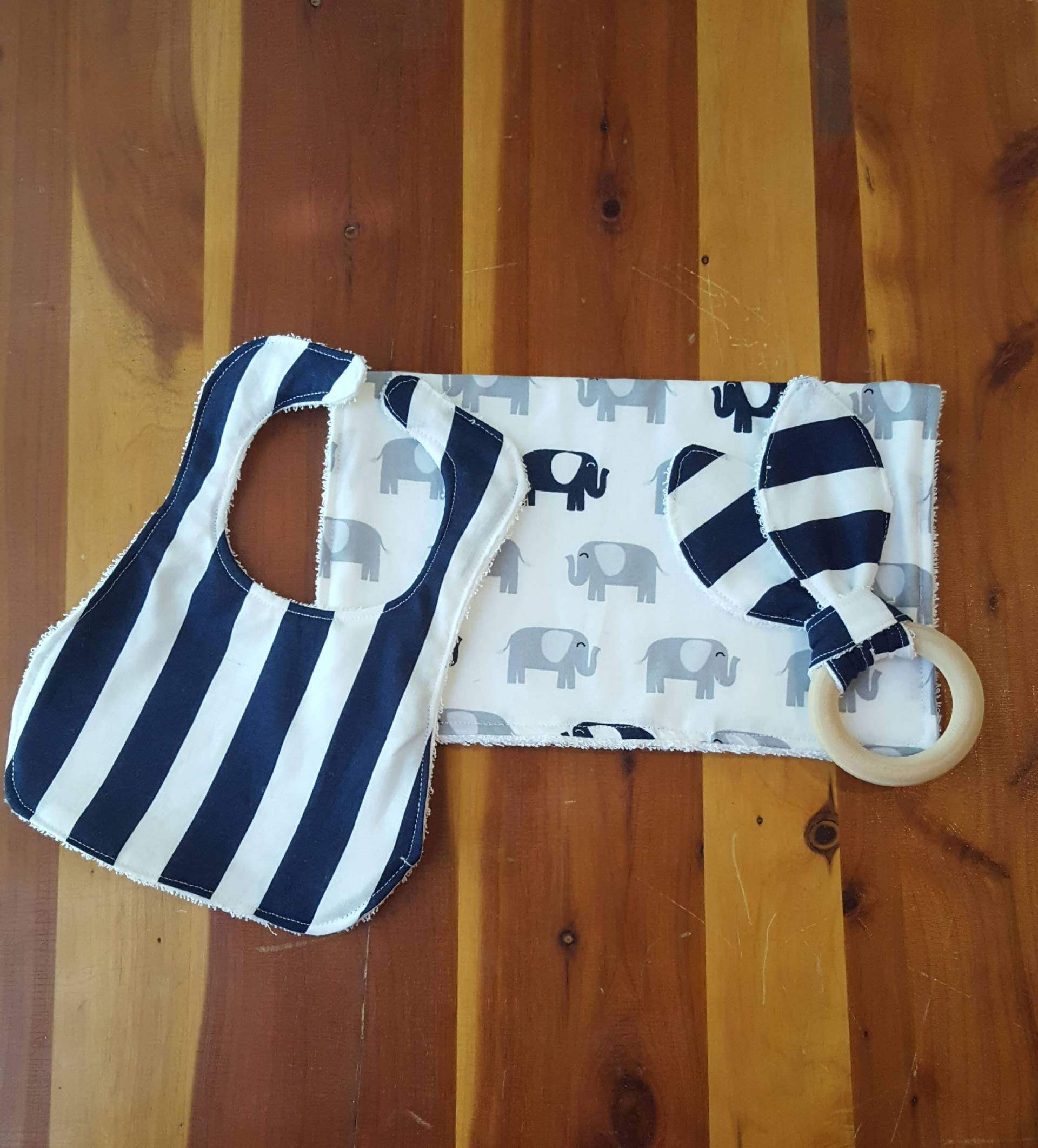 Baby Boy Marine Und Grau Elefanten Streifen Geschenk Set/Rülpsen Tuch, Lätzchen Holz Beißring Baby Boy Marine Und Grau Elefanten Streifen Geschenk Set/Rülpsen Tuch, Lätzchen Holz Beißring von Etsy - ChloeRoseBabyandGift