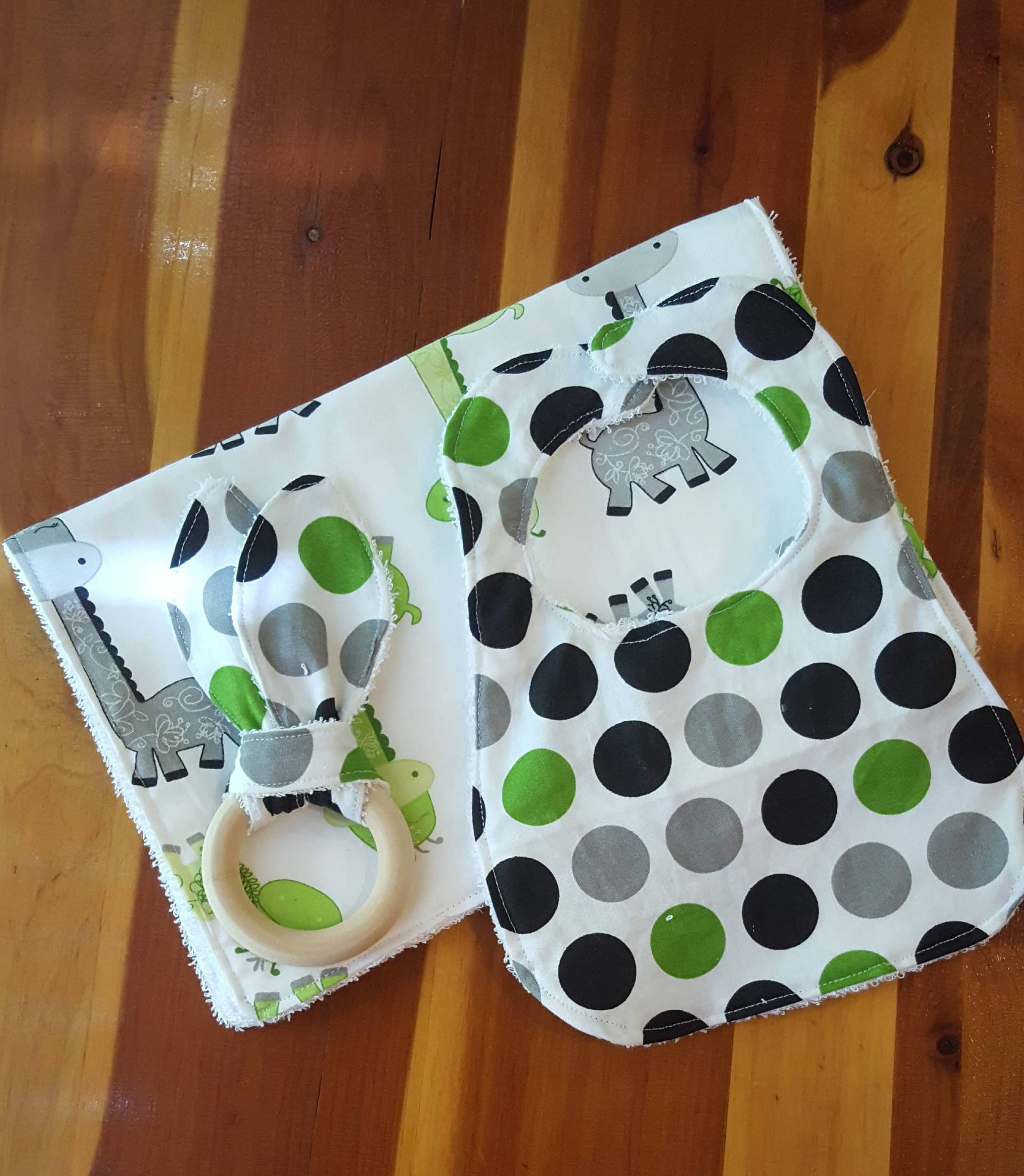 Baby Boy Schwarz, Grün, & Grau Giraffe Und Dot-Geschenk-Set/Süße Rülpsen, Tuch, Lätzchen, Holz Beißring von Etsy - ChloeRoseBabyandGift