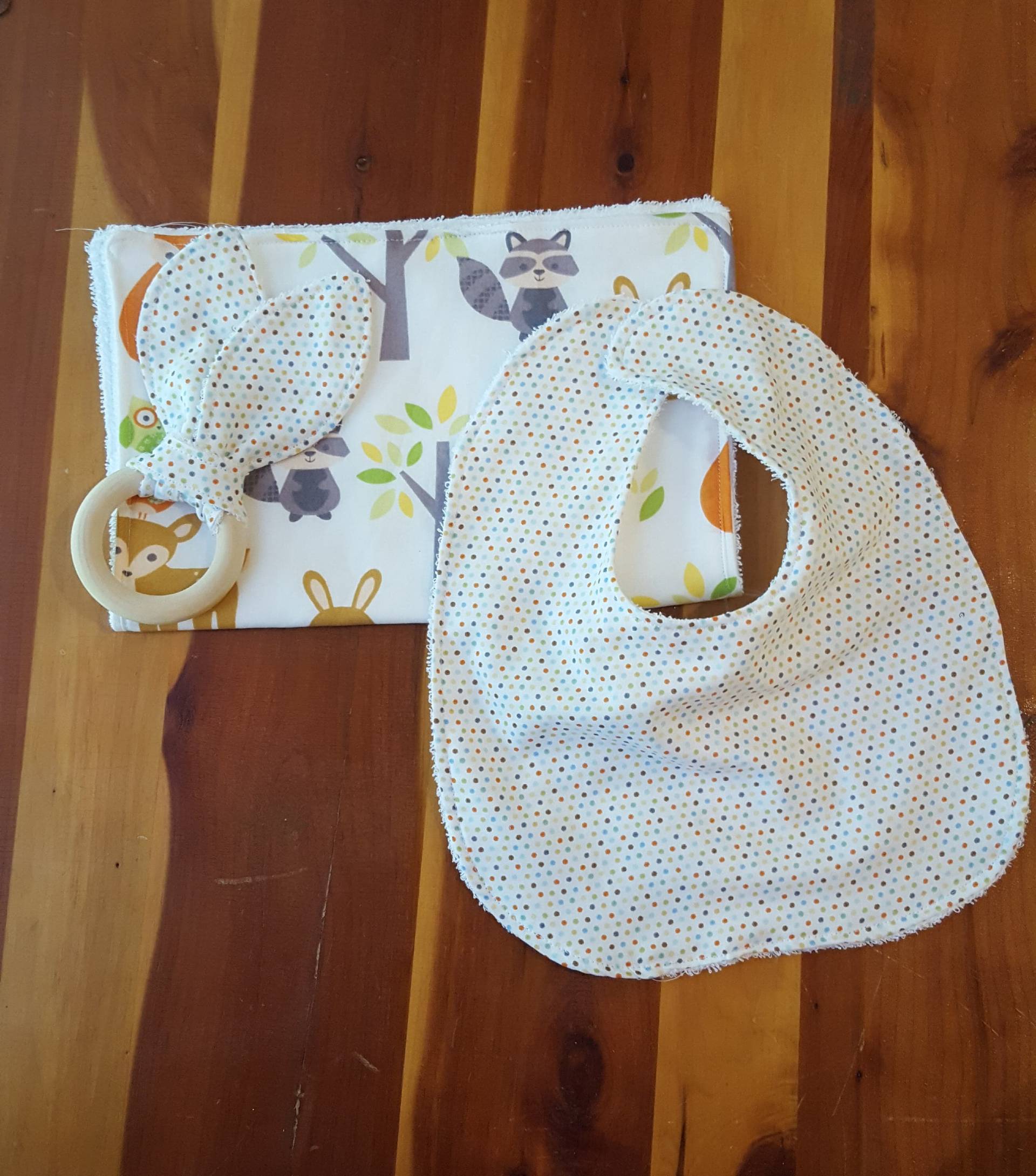 Woodland Baby Geschenk Set/Fuchs, Eule, Reh, Waschbär Multi-Farbigen Punkten, Lätzchen, Wald Tier Spucktuch, Holz Beißring Woodland Baby Geschenk Set/Fuchs, Eule, Reh, Waschbär Multi-Farbigen Punkten, Lätzchen, Wald Tier Spucktuch, Holz Beißring von Etsy - ChloeRoseBabyandGift