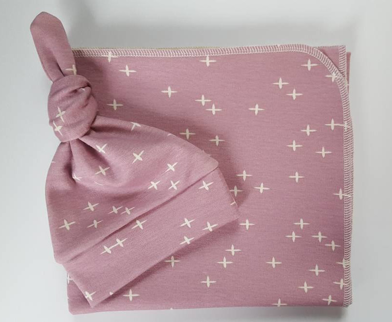 Lavendar Organic Swaddle Decke & Neugeborenen Mütze Set. Set Mit Nach Hause Nehmen. Bio-Spucktuch Foto Requisite. Baby Shower Geschenk von Etsy - ChubbyCheekbabies