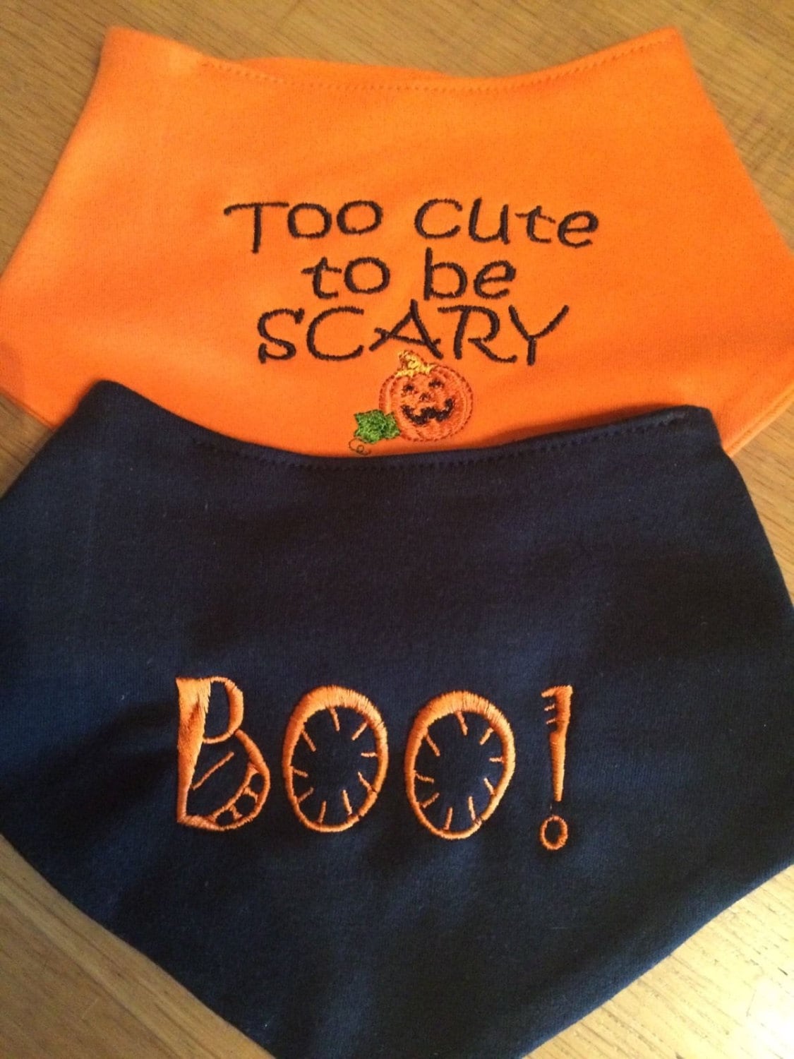 Halloween Baby/Kleinkind Lätzchen/Geschenk 100% Baumwolle Erhältlich in Schwarz von Etsy - ClaireCreationOnline