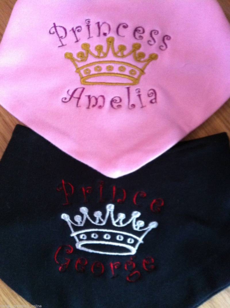 Personalisierte Prinz, Prinzessin Baby/Kleinkind Bandana Lätzchen Geschenk 100% Baumwolle in 9 Farben Erhältlich von Etsy - ClaireCreationOnline