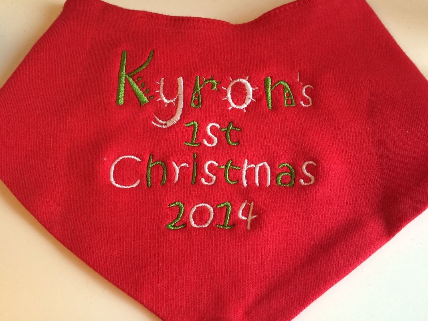 Personalisiertes 1. Weihnachten Baby/Kleinkind Bandana Lätzchen Geschenk 100% Baumwolle Erhältlich in 9 Farben von Etsy - ClaireCreationOnline