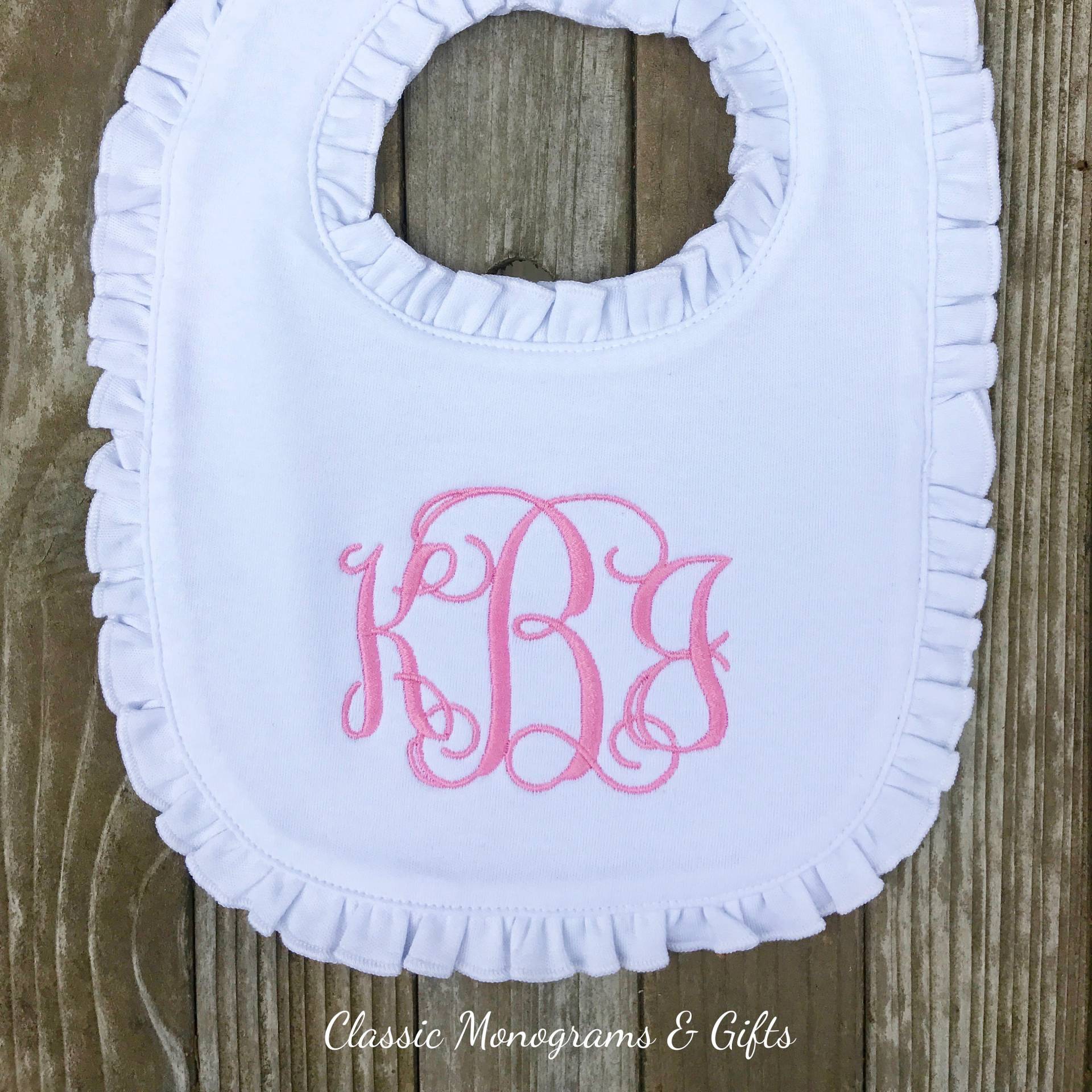Baby Mädchen Lätzchen | Monogrammiert Weiß Rüschen Bestickt 100% Baumwolle Babyparty Taufe Taufgeschenk Neues Personalisiert von Etsy - ClassicMonogramGifts