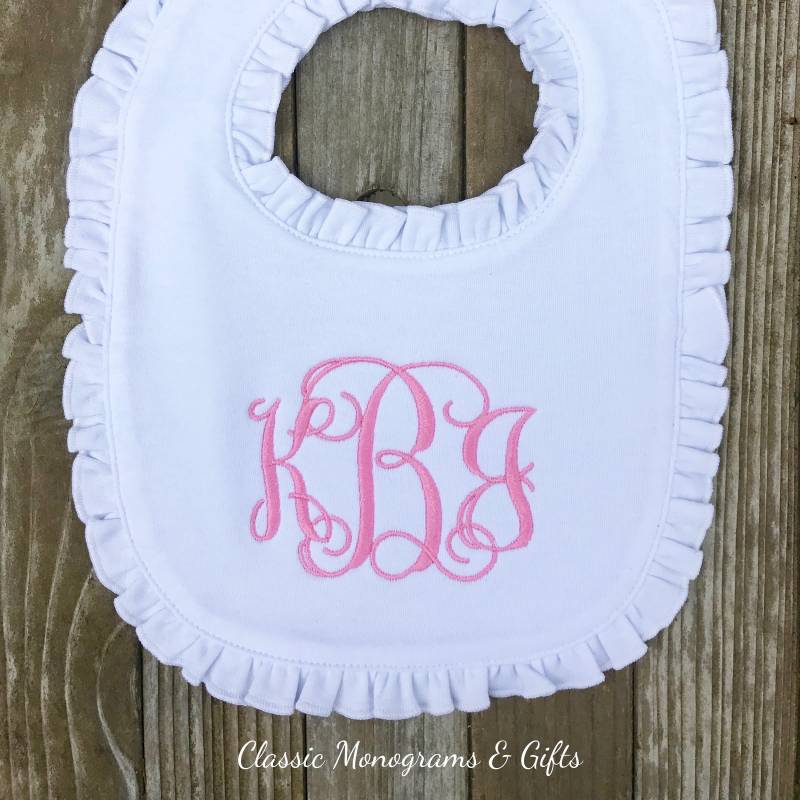 Baby Mädchen Lätzchen | Monogrammiert Weiß Rüschen Bestickt 100% Baumwolle Babyparty Taufe Taufgeschenk Neues Personalisiert von Etsy - ClassicMonogramGifts