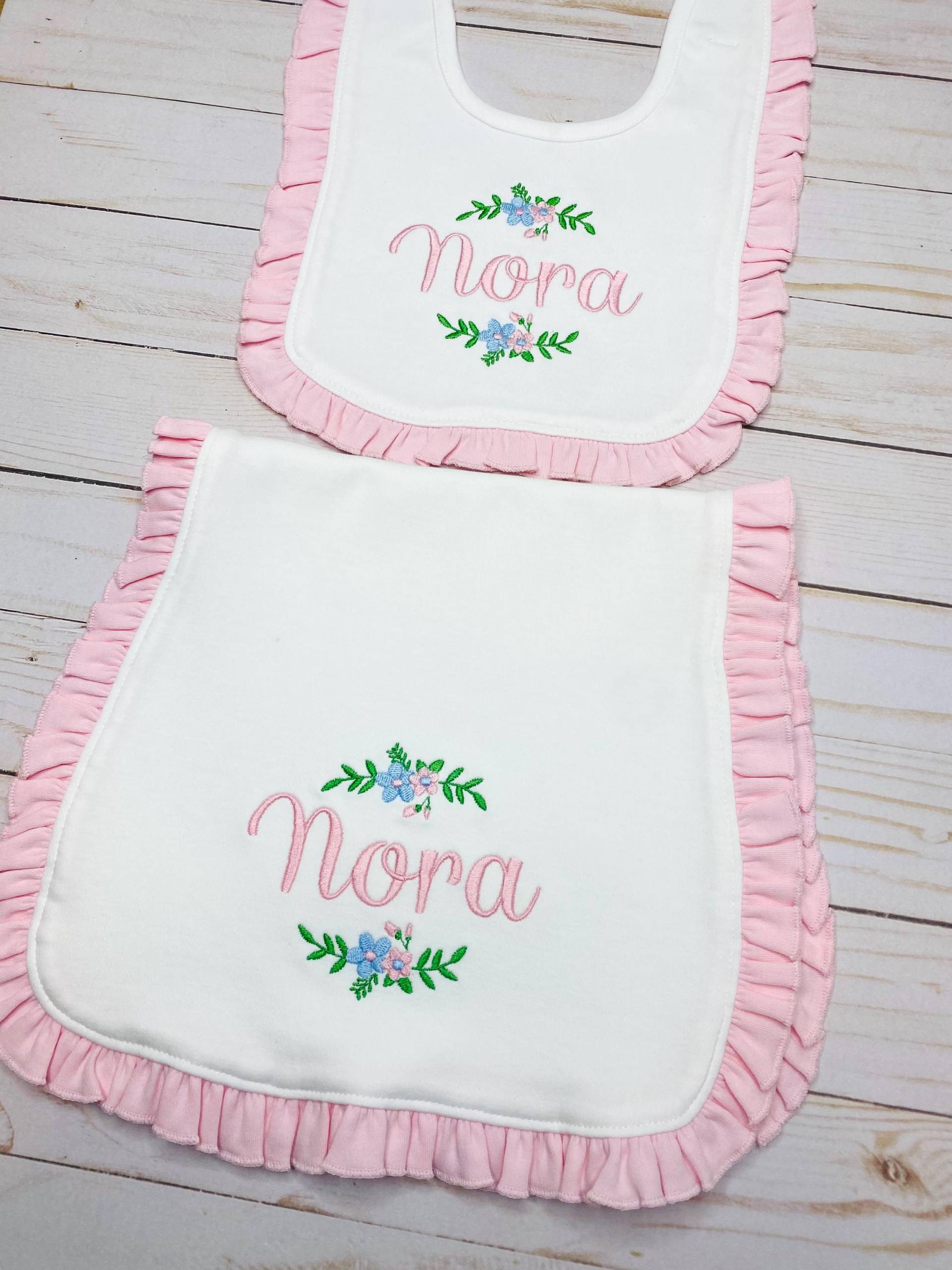 Baby Mädchen Lätzchen Und Spucktuch | Rosa Rüsche Monogrammiert Bestickt 100% Baumwolle Babyparty Taufe Taufgeschenk Neues Schätzchen von Etsy - ClassicMonogramGifts
