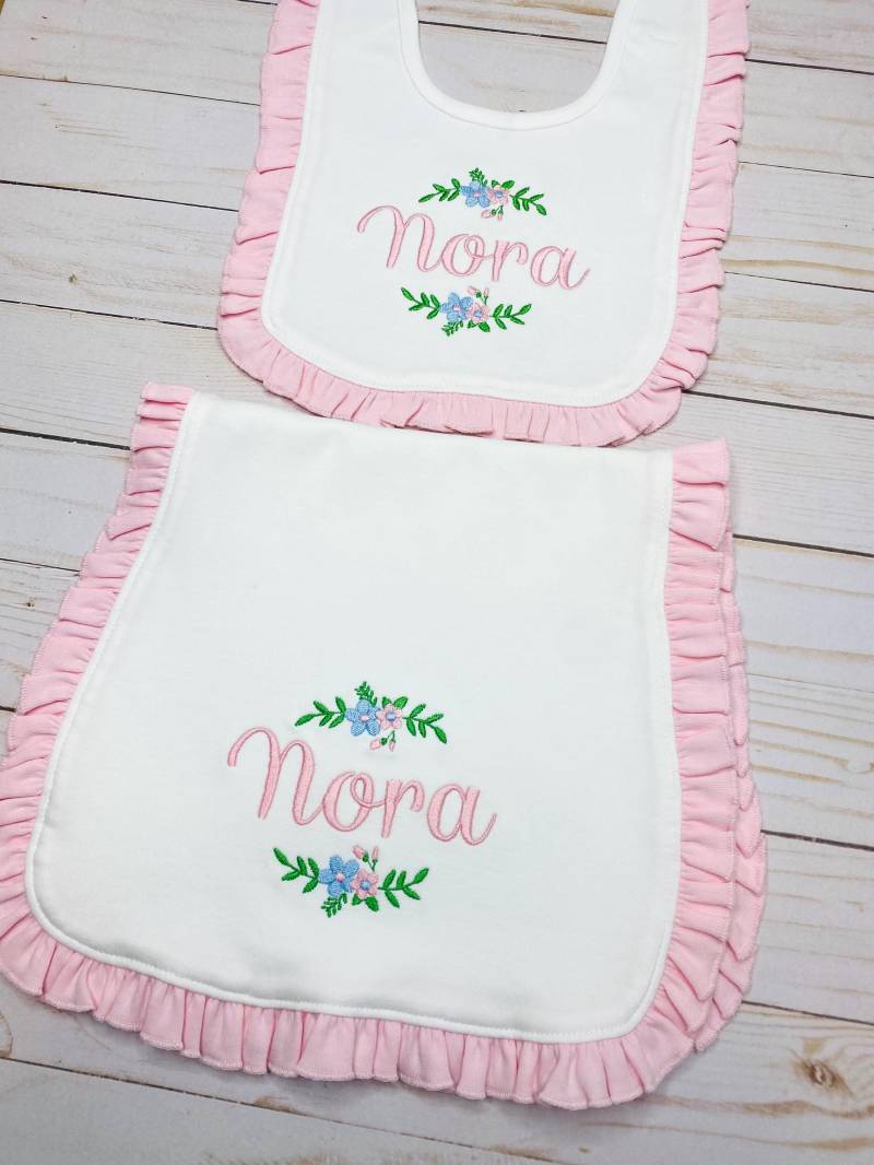 Baby Mädchen Lätzchen Und Spucktuch | Rosa Rüsche Monogrammiert Bestickt 100% Baumwolle Babyparty Taufe Taufgeschenk Neues Schätzchen von Etsy - ClassicMonogramGifts