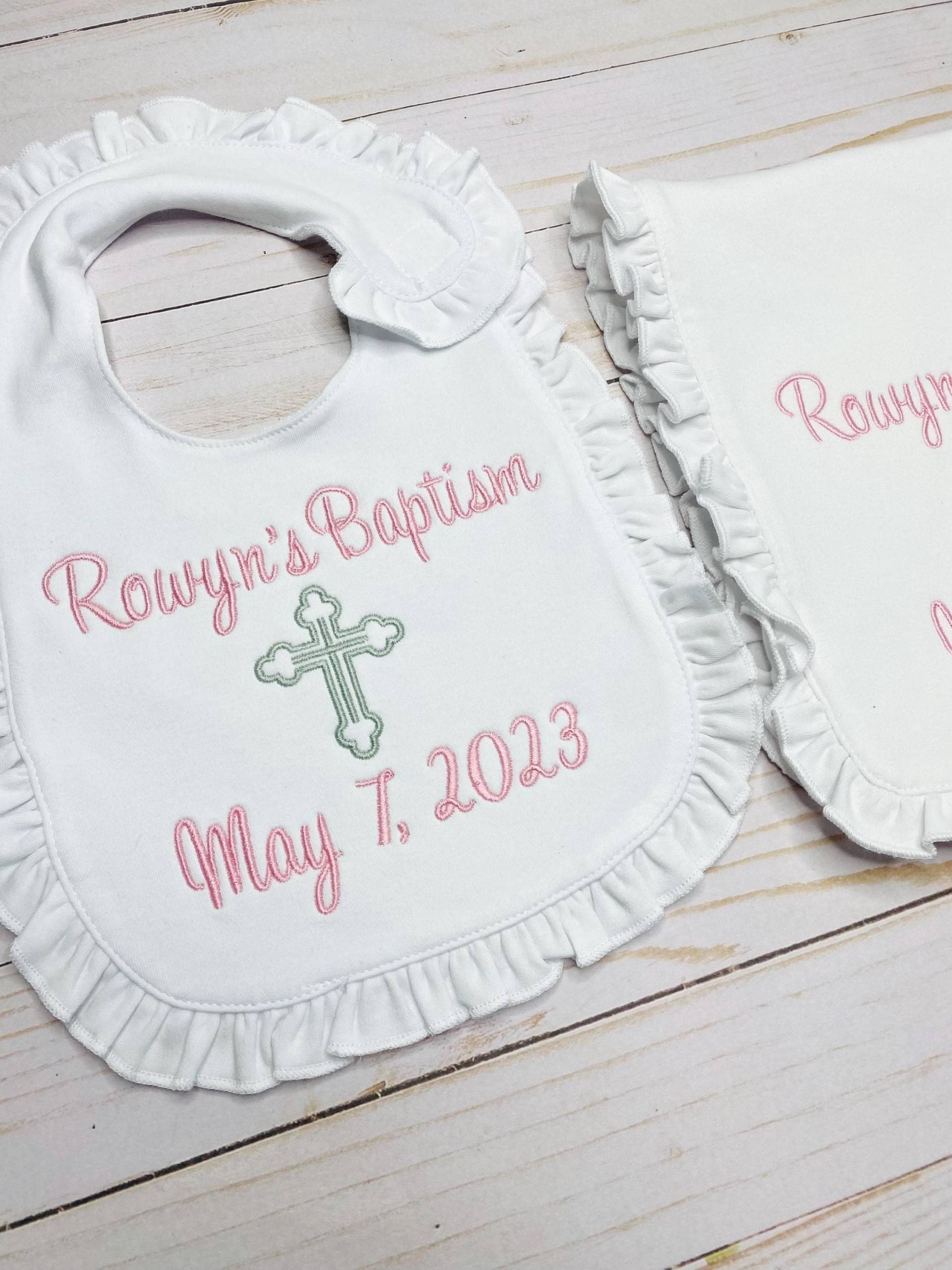 Kreuz Rüschen Lätzchen | Gesticktes Baby Gott Schütze Baumwolle Taufe Taufgeschenk Hingabe Neues Personalisiert Individuell von Etsy - ClassicMonogramGifts