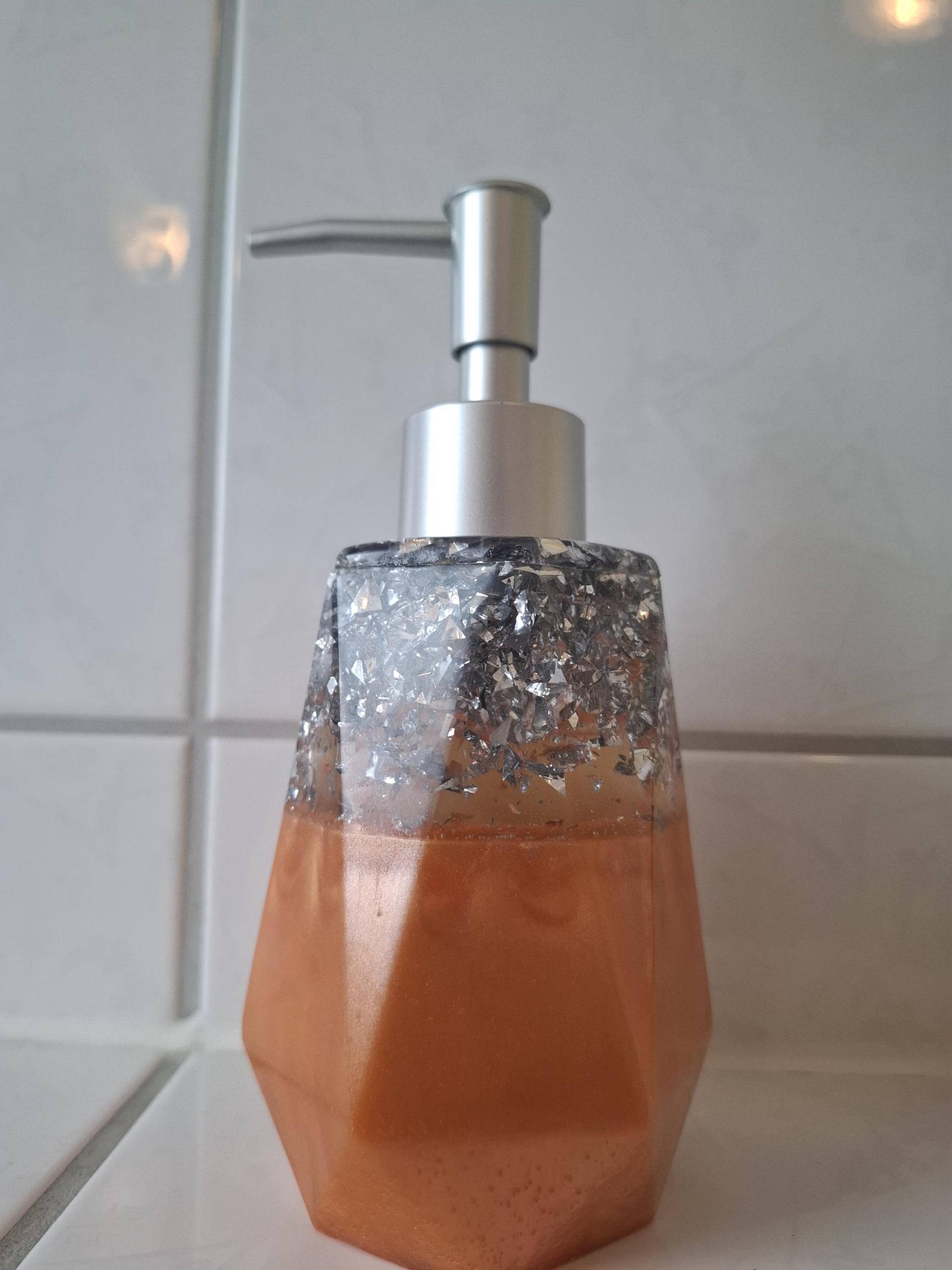 Handgefertigter Seifenspender Aus Resin Kunstharz - Dein Badezimmer Bad Im Focus Geschenkidee Für Die Liebsten Handgefertigter Seifenspender Aus Resin Kunstharz - Dein Badezimmer Bad Im Focus Geschenkidee Für Die Liebsten von Etsy - ClaudiasKunterbunt